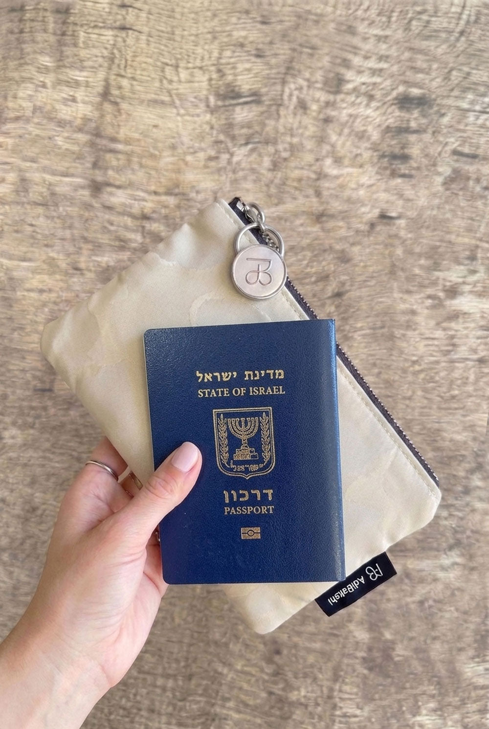 תיק דרכונים זואי אופוויט לטיסות, חופשות ונסיעות – אירגונית יוקרתית בעיצוב ישראלי של עדי בקשי.