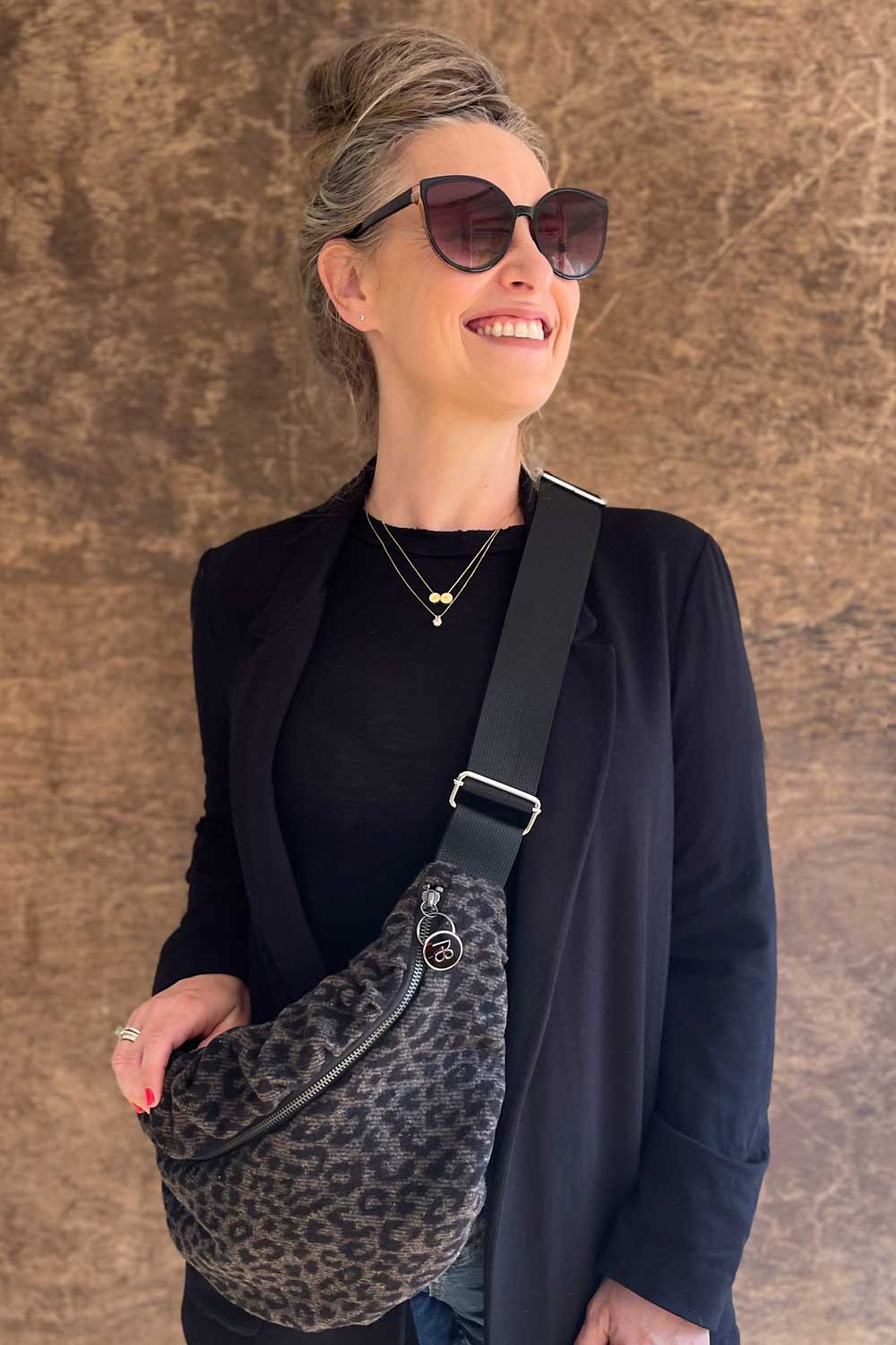 פאוץ׳ גדול לנשים – היידי, טקסטורה מנומרת אפור ושחור.