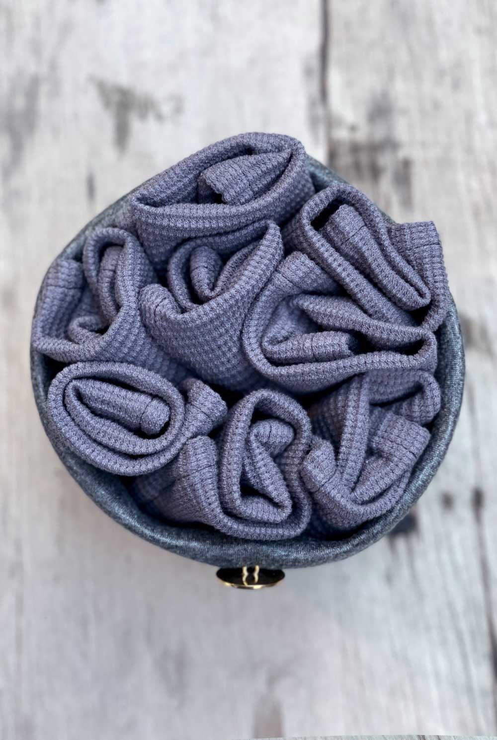 סל קטן עגול + 8 מגבות ידיים באפור כהה דגם אולה