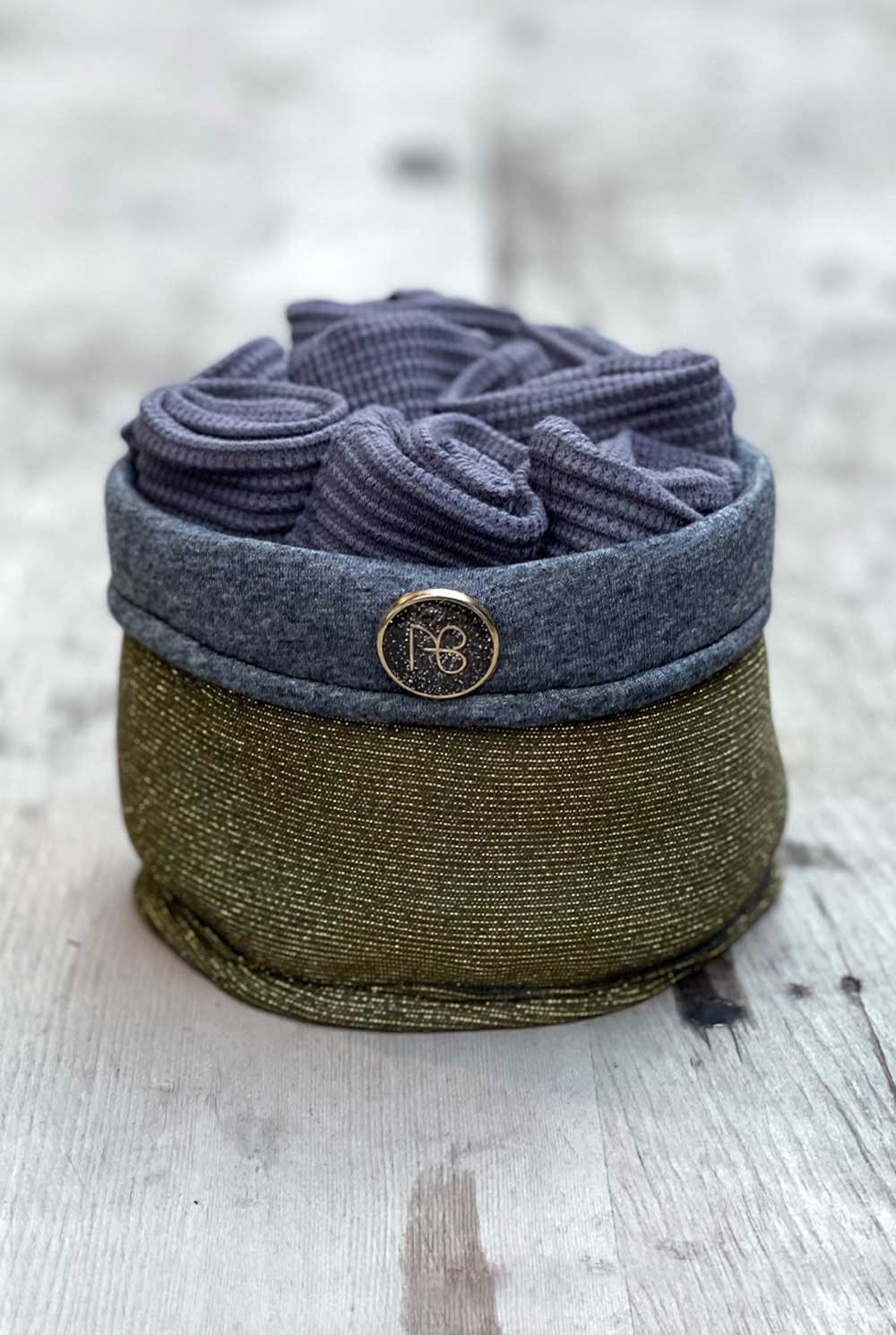 סל קטן עגול + 8 מגבות ידיים באפור כהה דגם אולה