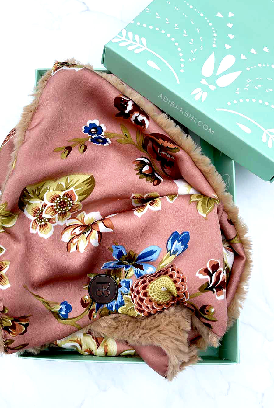 צעיף פרחוני דו-צדדי בשילוב פרווה אדליסיה