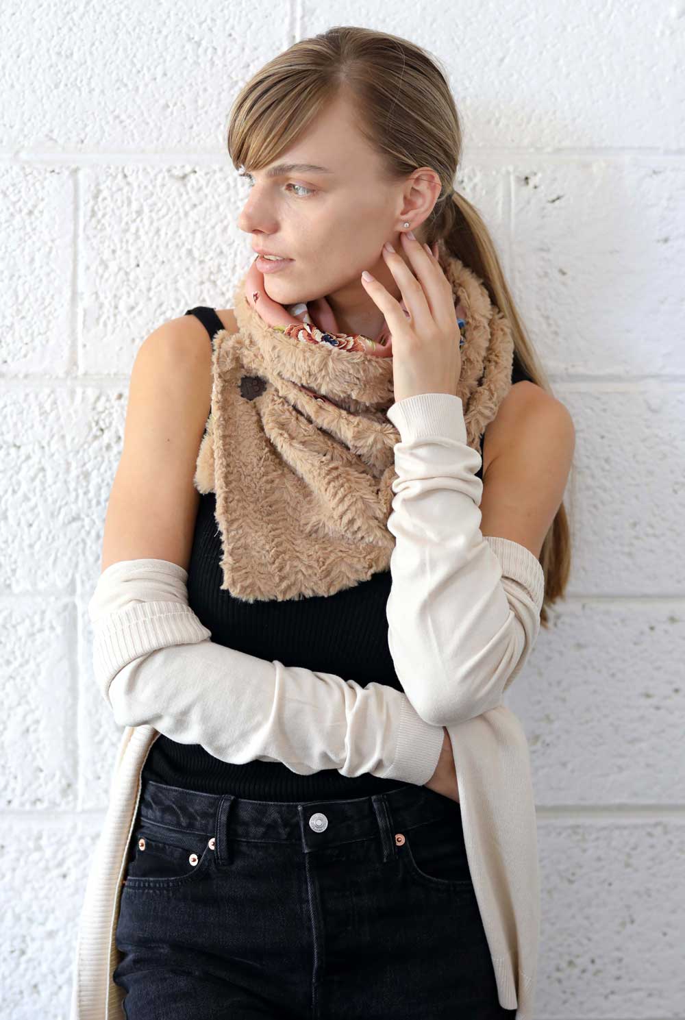 צעיף פרחוני דו-צדדי בשילוב פרווה אדליסיה