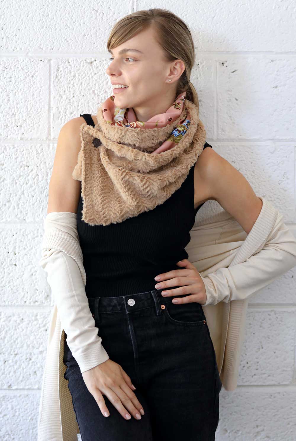 צעיף פרחוני דו-צדדי בשילוב פרווה אדליסיה