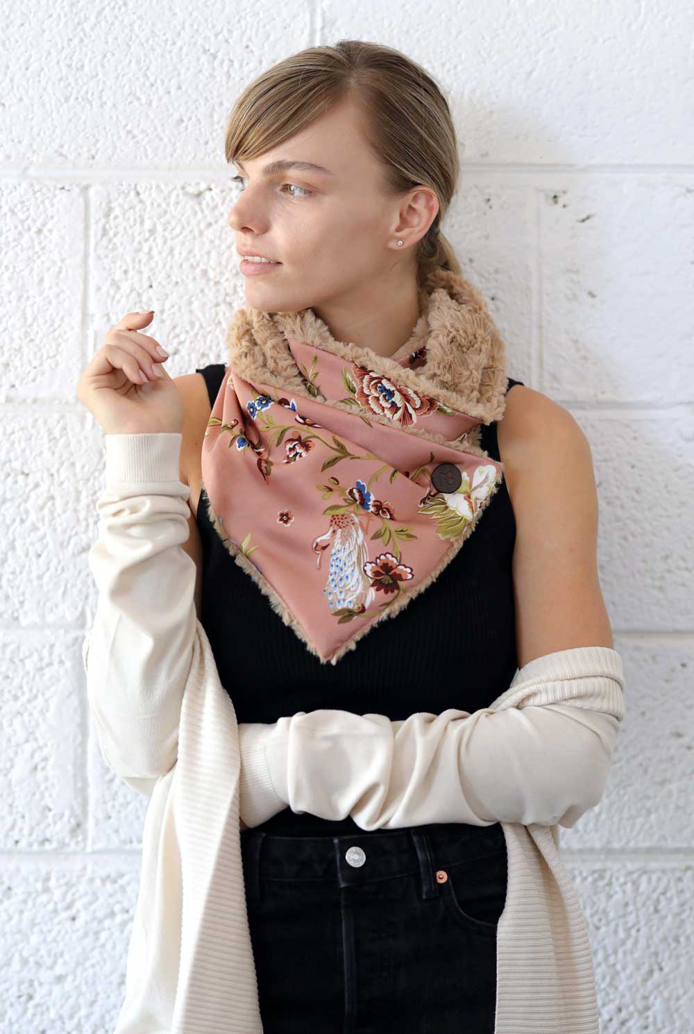 צעיף פרחוני דו-צדדי בשילוב פרווה אדליסיה