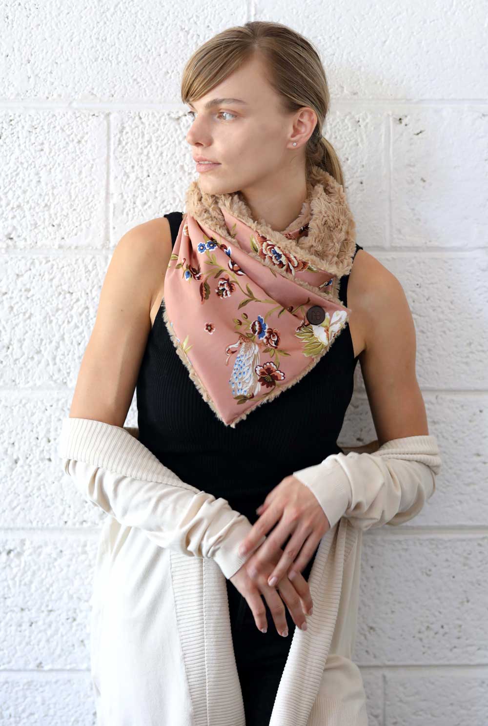 צעיף פרחוני דו-צדדי בשילוב פרווה אדליסיה