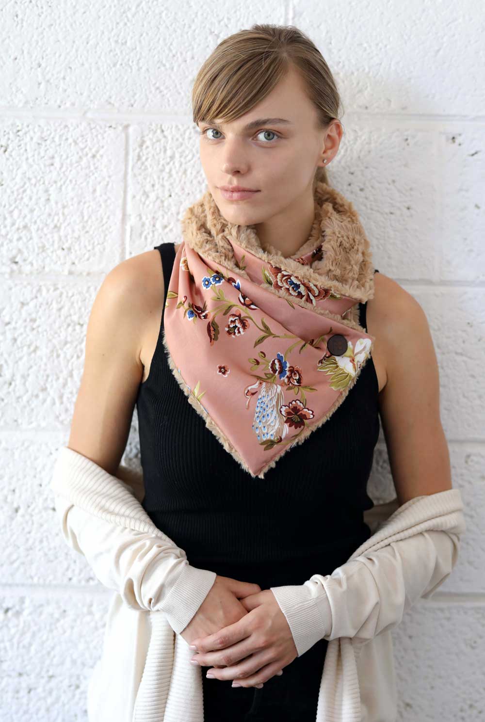 צעיף פרחוני דו-צדדי בשילוב פרווה אדליסיה