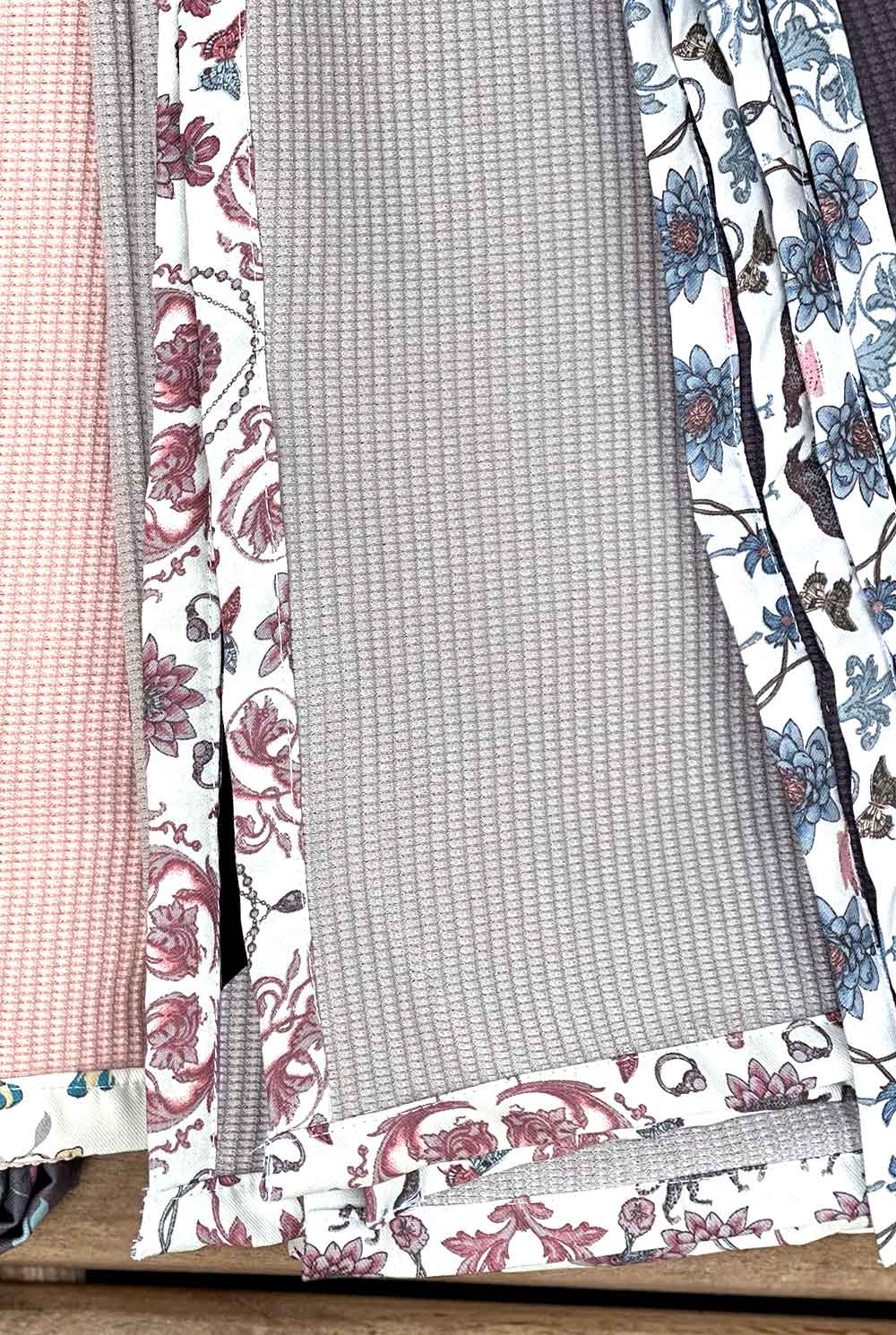 שמיכת קיץ באפור בהיר וגימור ורוד נמרים דגם דפי