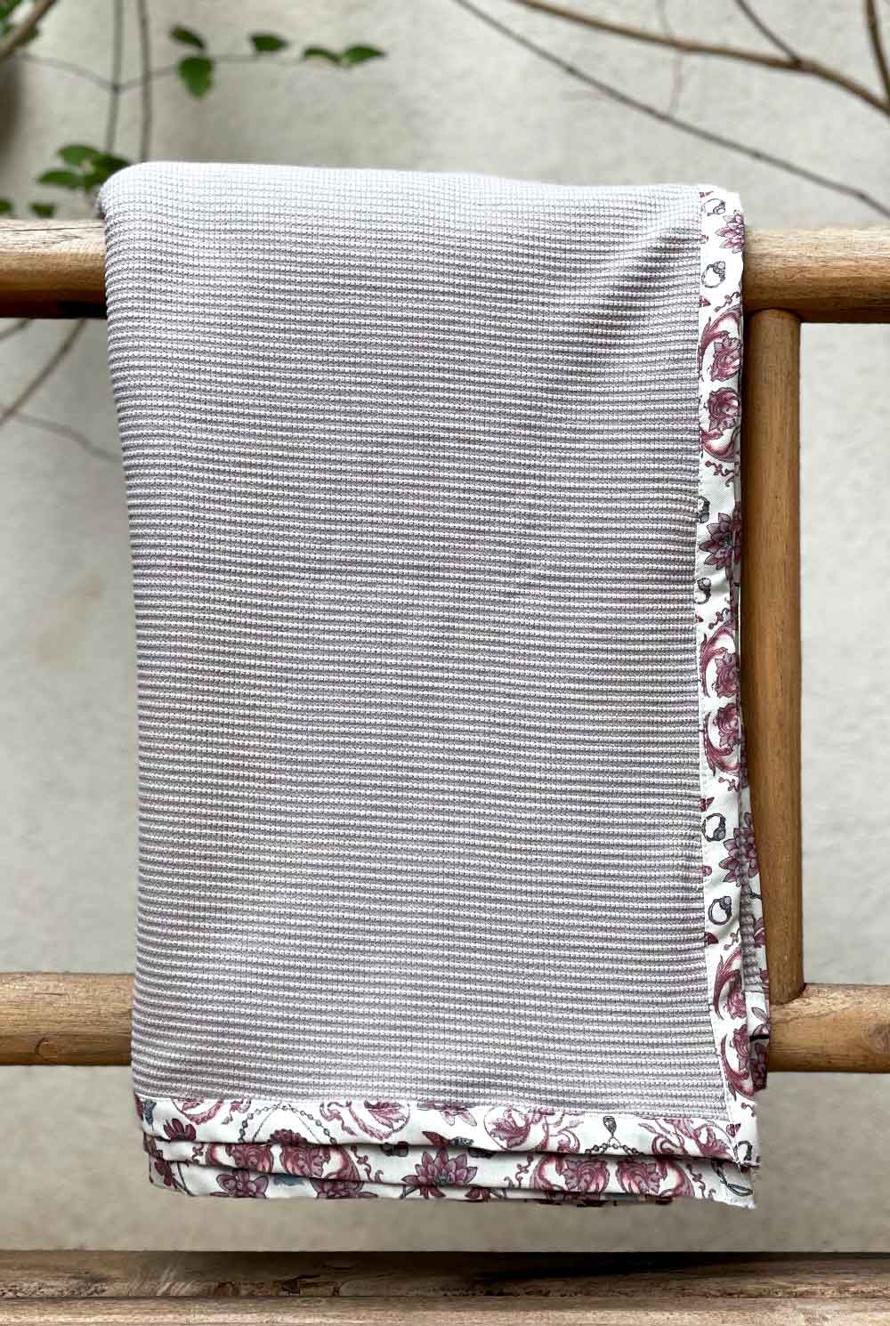 שמיכת קיץ באפור בהיר וגימור ורוד נמרים דגם דפי