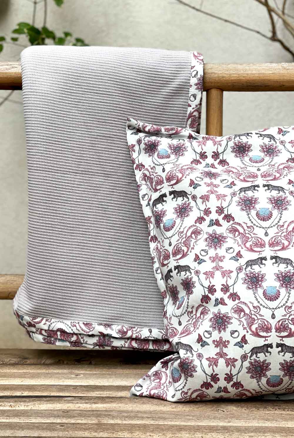 שמיכת קיץ באפור בהיר וגימור ורוד נמרים דגם דפי