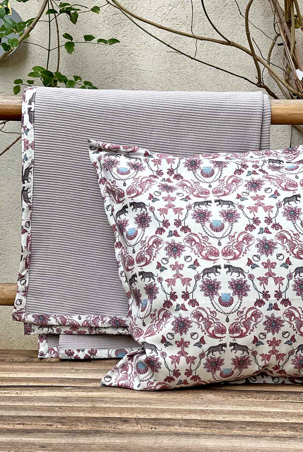 שמיכת קיץ באפור בהיר וגימור ורוד נמרים דגם דפי