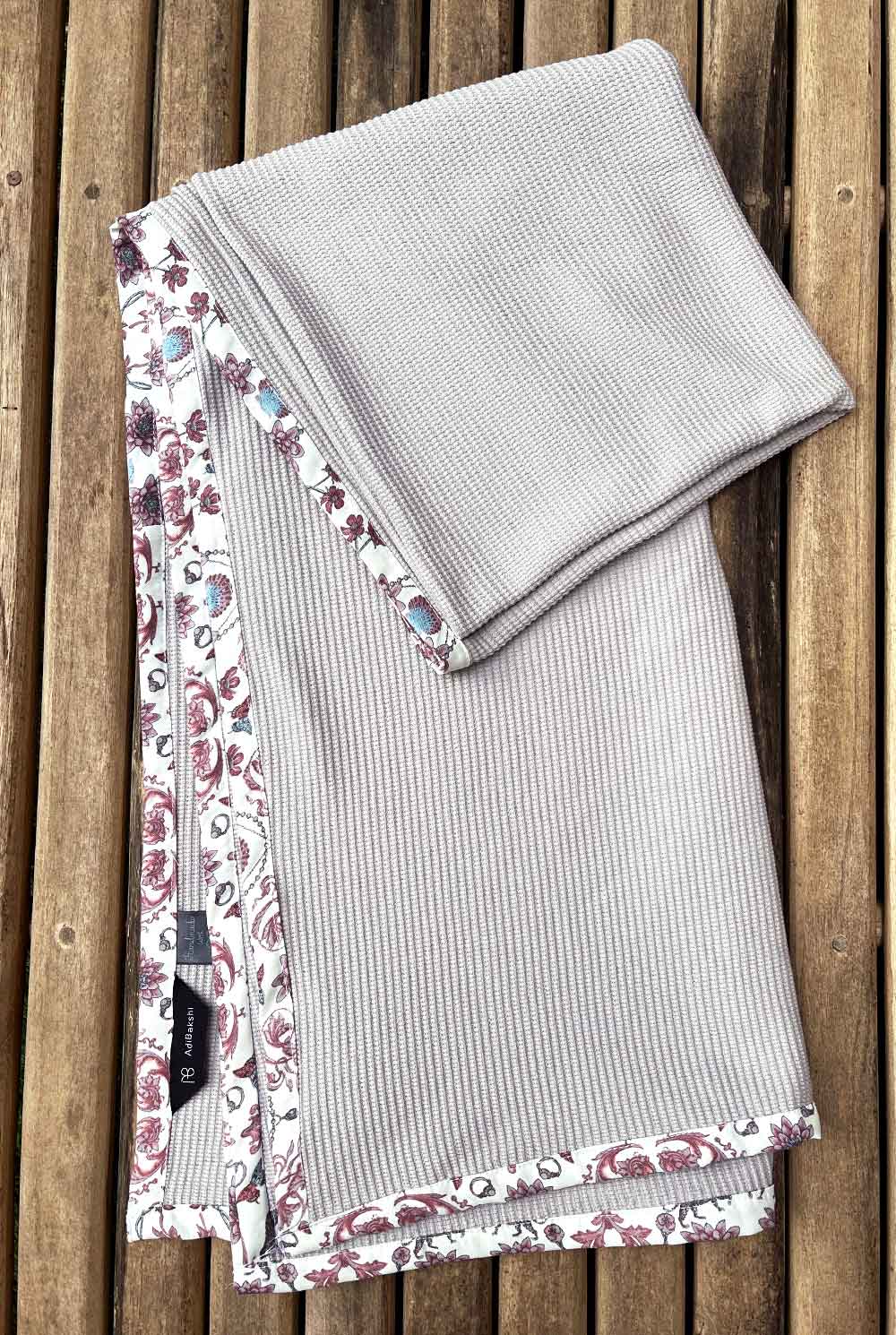 שמיכת קיץ באפור בהיר וגימור ורוד נמרים דגם דפי