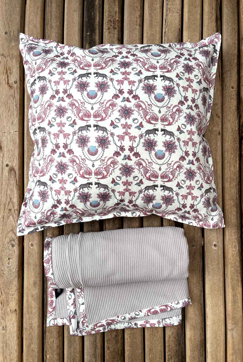 שמיכת קיץ באפור בהיר וגימור ורוד נמרים דגם דפי