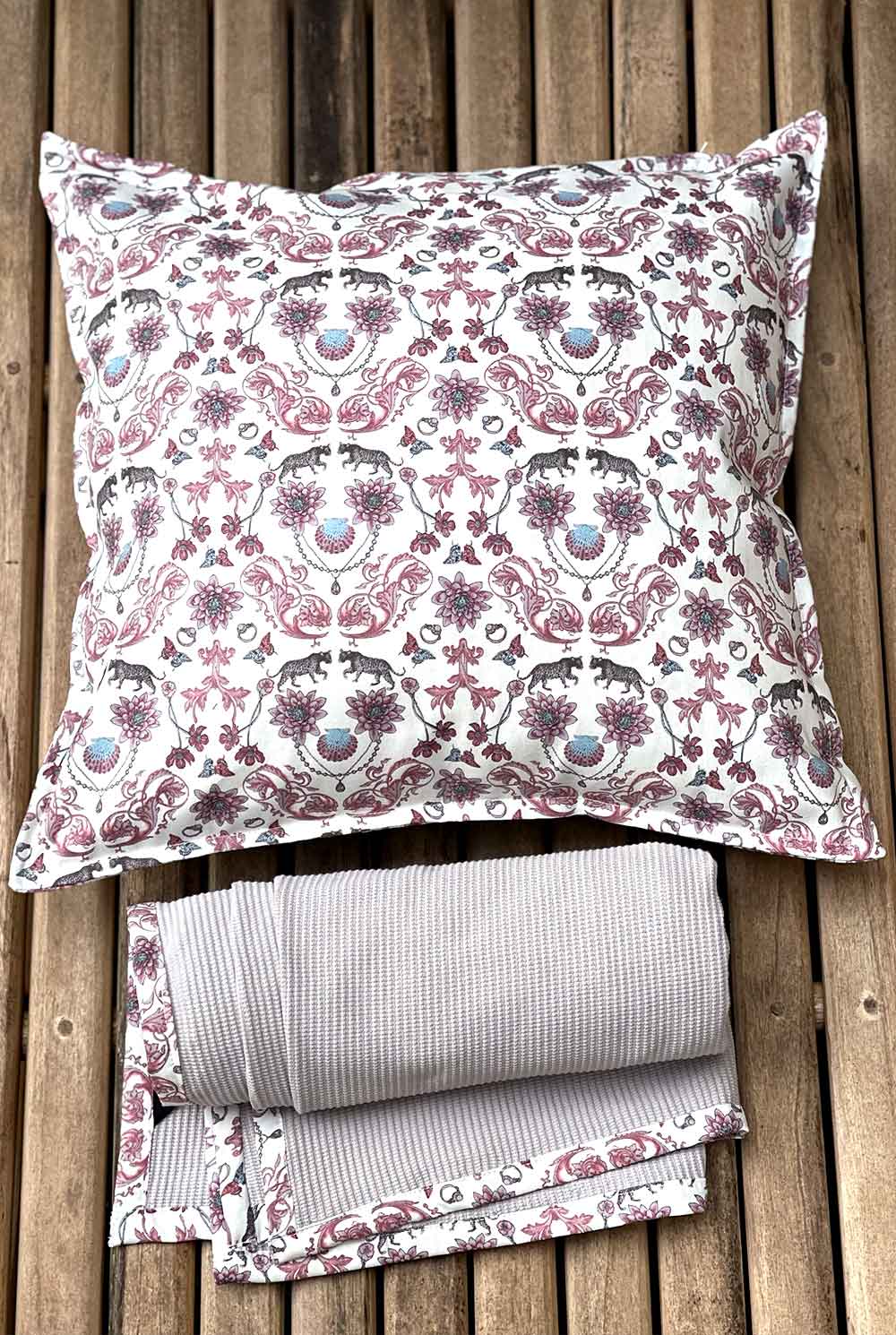 שמיכת קיץ באפור בהיר וגימור ורוד נמרים דגם דפי