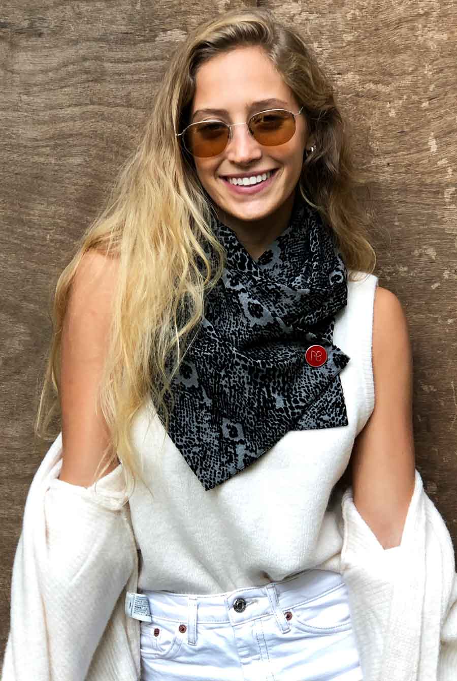 צעיף אפור בהדפסת פלוק נחש אמיליו ♛ מקולקציית פרימיום "טריבל" במהדורה מוגבלת