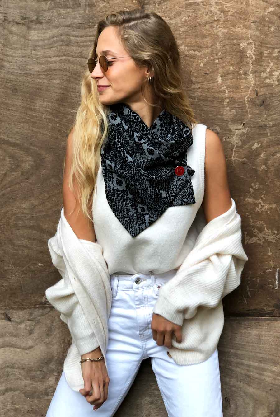 צעיף אפור בהדפסת פלוק נחש אמיליו ♛ מקולקציית פרימיום "טריבל" במהדורה מוגבלת