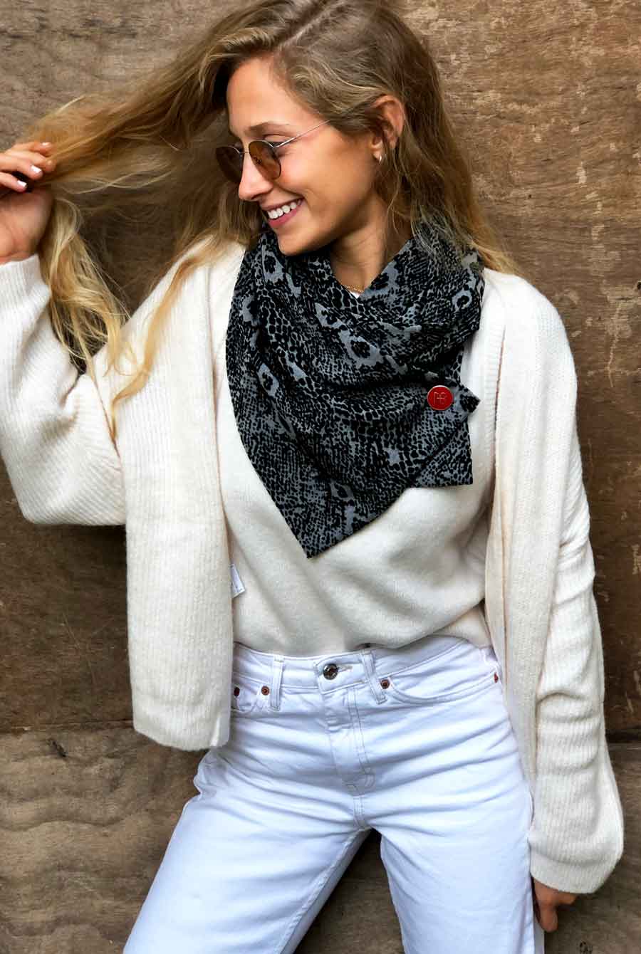 צעיף אפור בהדפסת פלוק נחש אמיליו ♛ מקולקציית פרימיום "טריבל" במהדורה מוגבלת