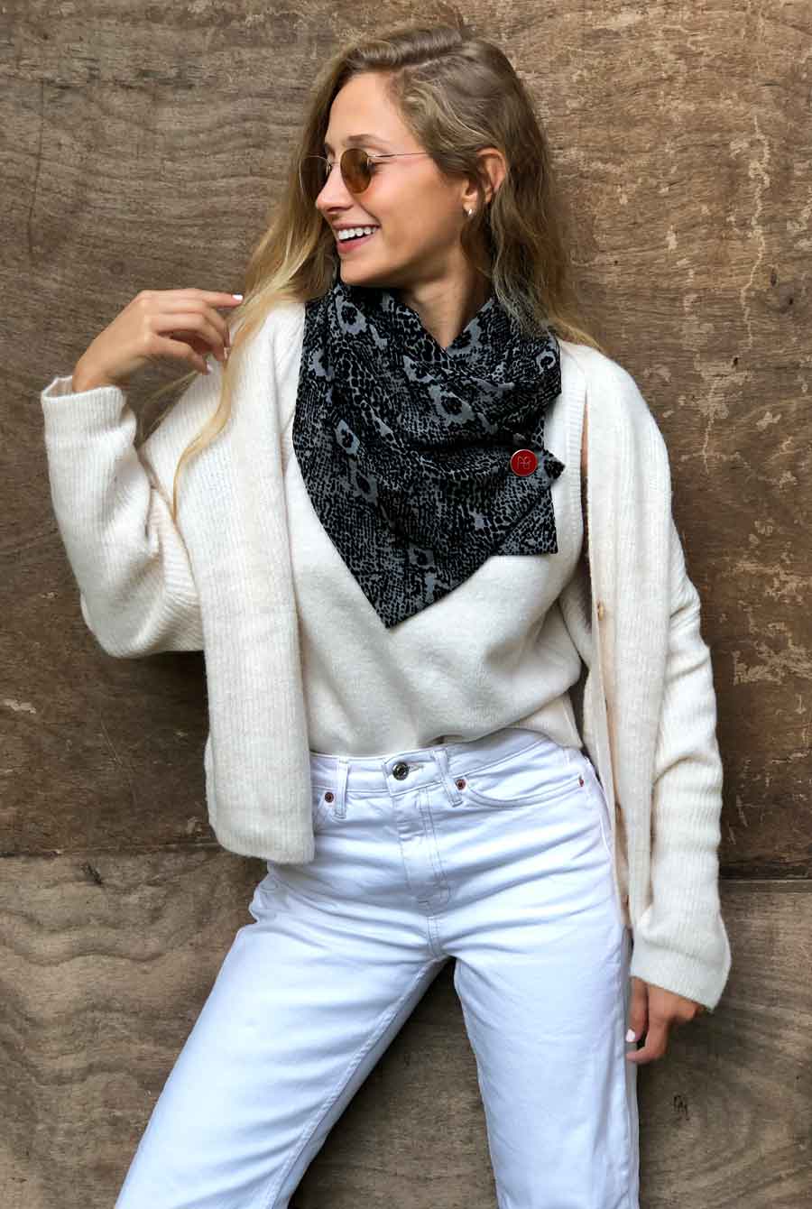 צעיף אפור בהדפסת פלוק נחש אמיליו ♛ מקולקציית פרימיום "טריבל" במהדורה מוגבלת