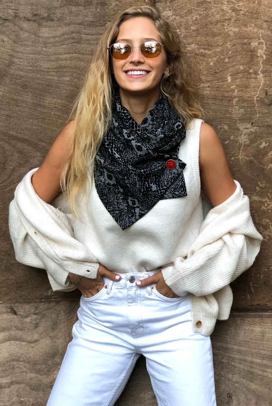 צעיף אפור בהדפסת פלוק נחש אמיליו ♛ מקולקציית פרימיום "טריבל" במהדורה מוגבלת