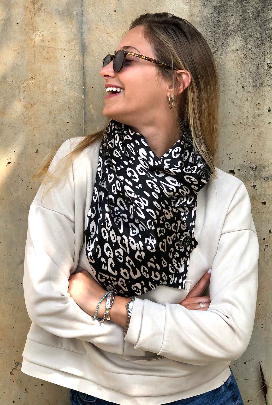 צעיף שחור לבן מטאלי מיראז׳