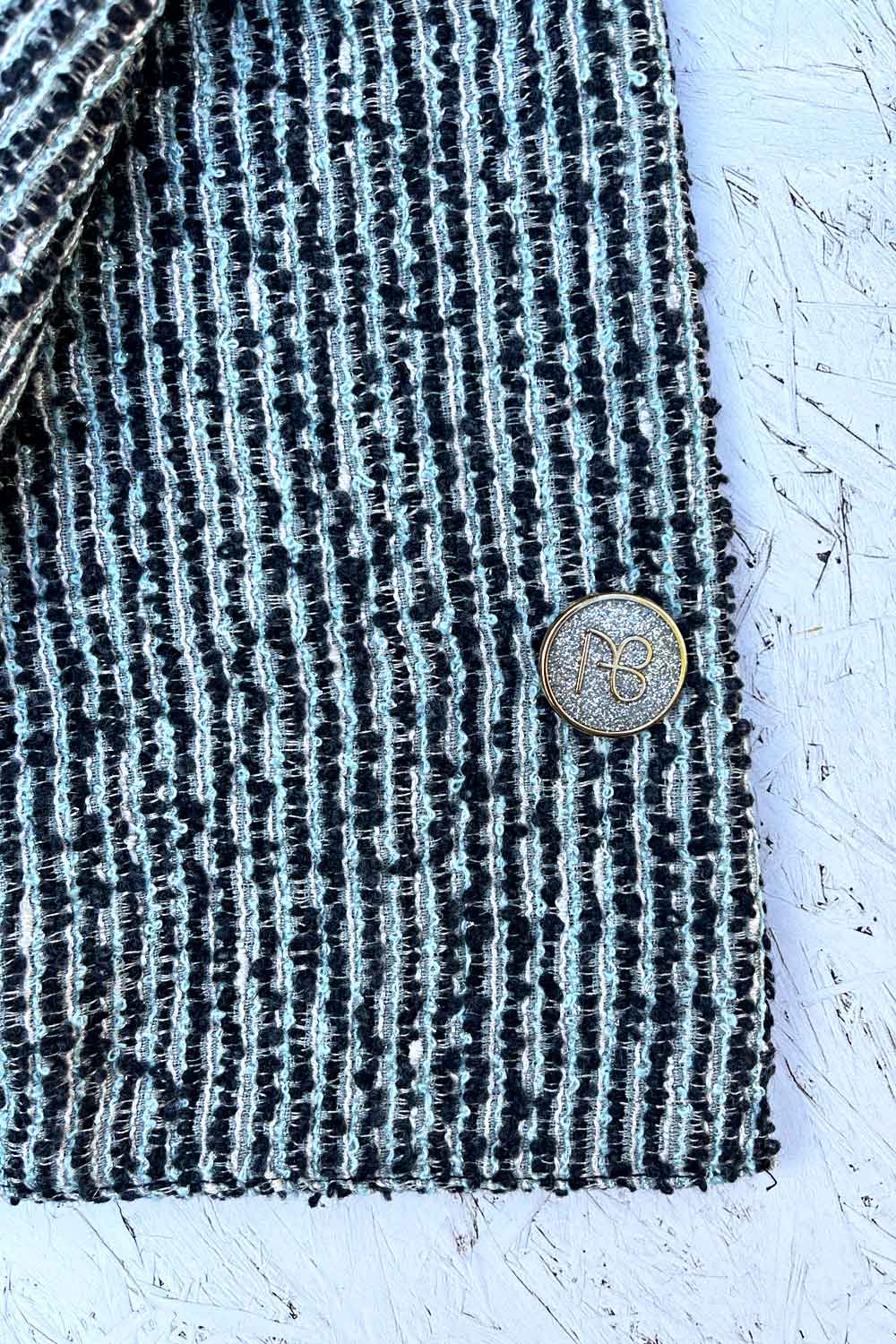 צעיף מעוצב | צעיף עם כפתור | צעיף יוקרתי | צעיפים אלגנטים | עדי בקשי