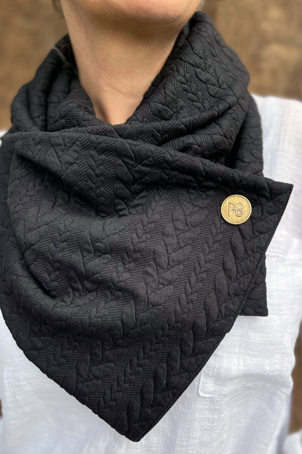 צעיף שחור בטקסטורת צמות דגם טיפאני