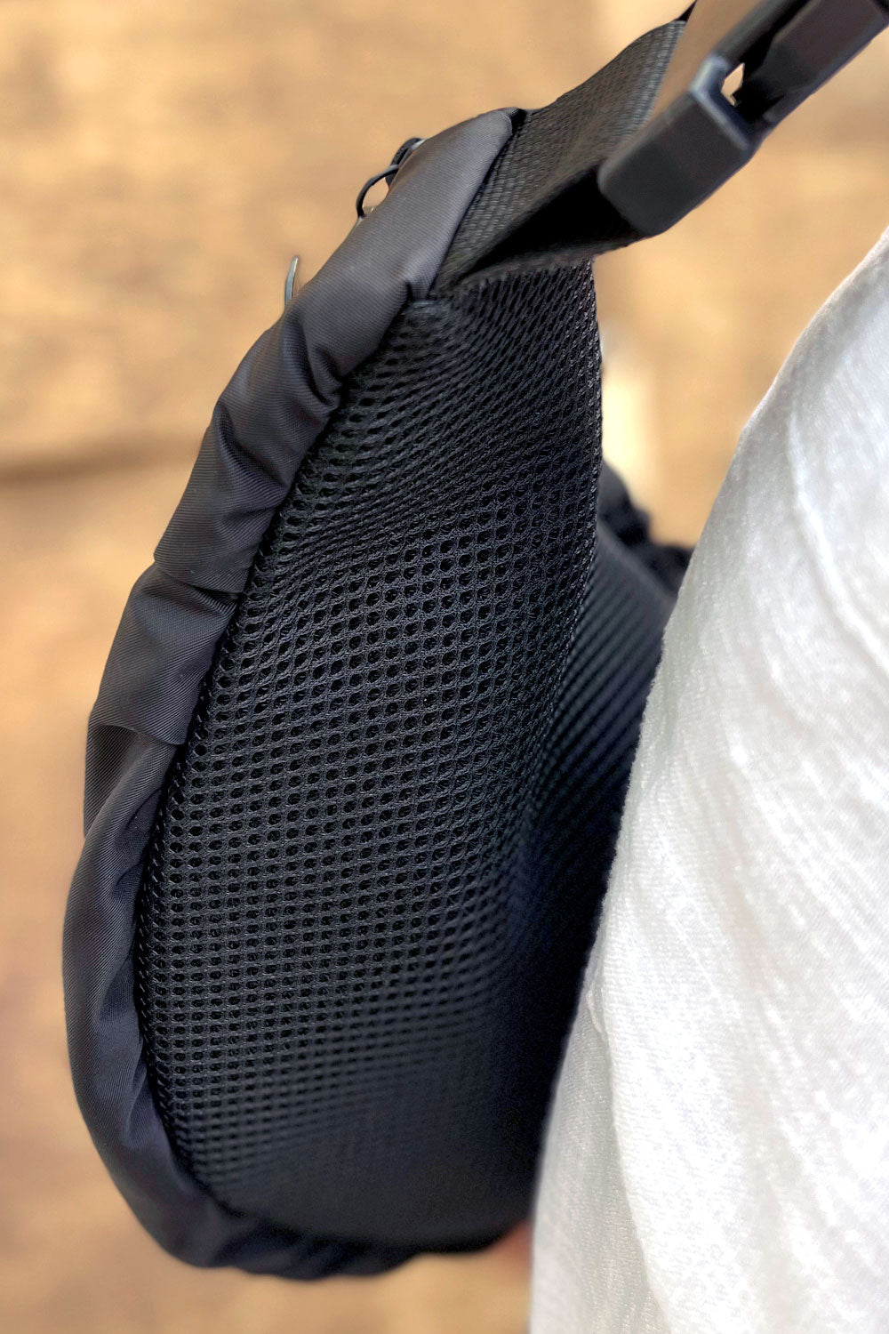 גב פאוץ' ורונה מרופד ברשת מאווררת לנוחות יומיומית