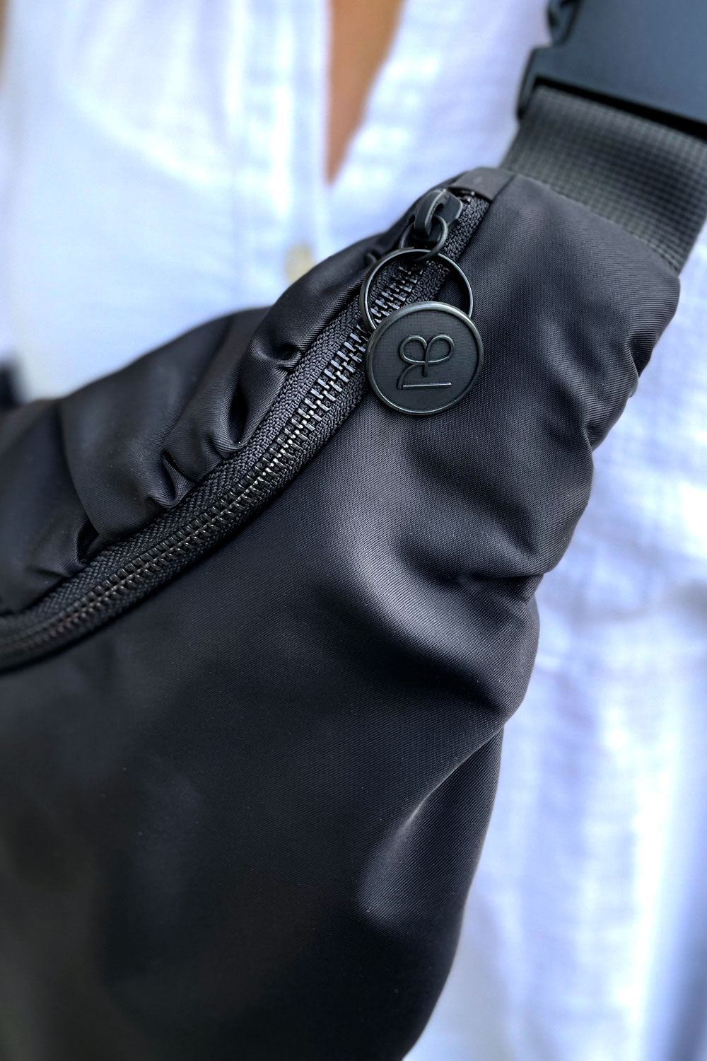 פאוץ' ורונה שחור עם רוכסן איכותי – צילום תקריב לגימור הבד האיטלקי