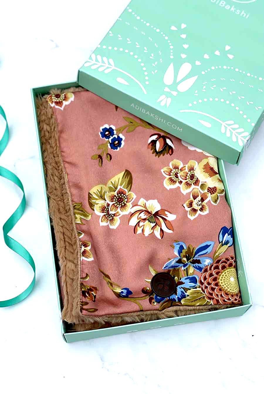 צעיף פרחוני דו-צדדי בשילוב פרווה אדליסיה