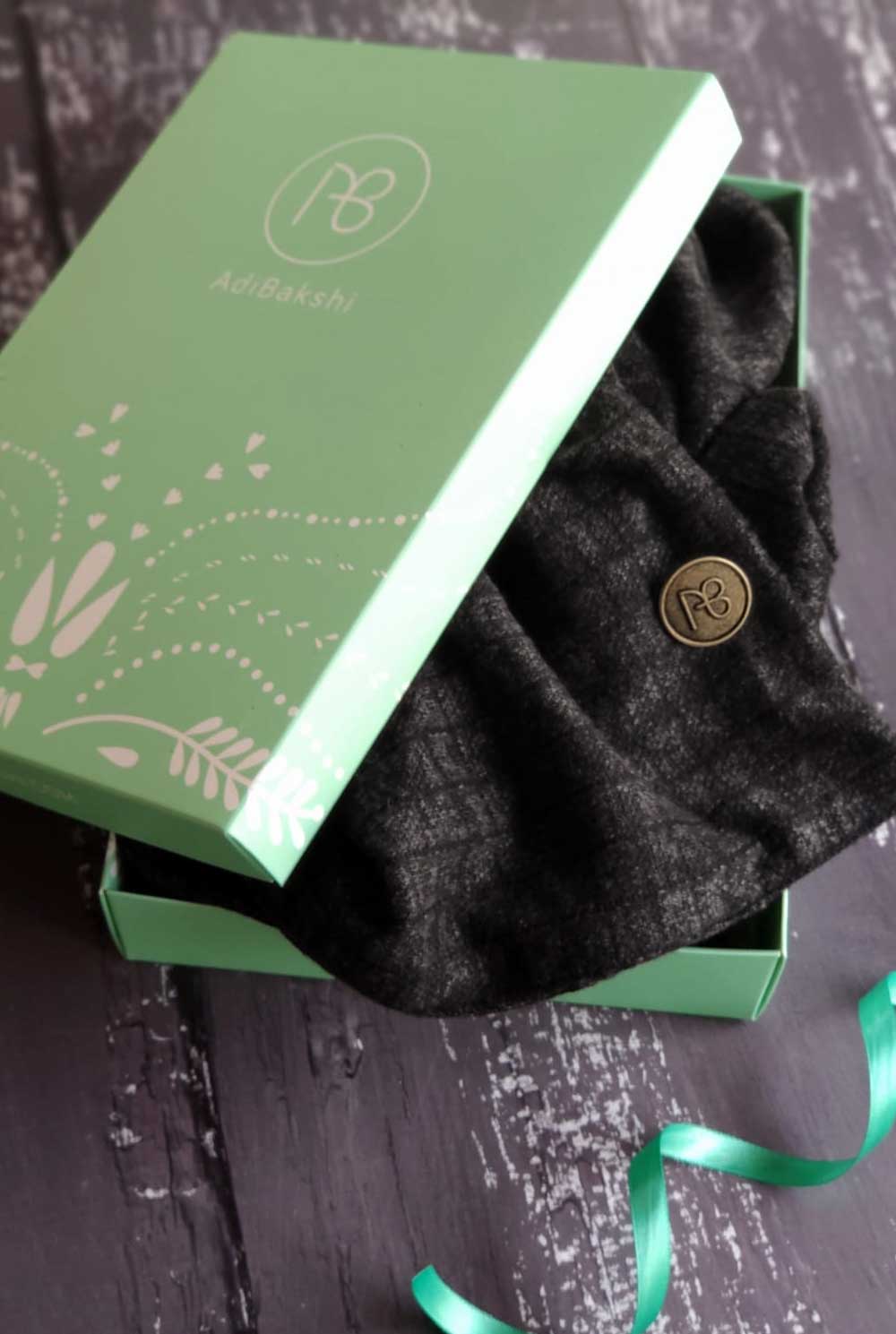 צעיף שחור ג׳ולי