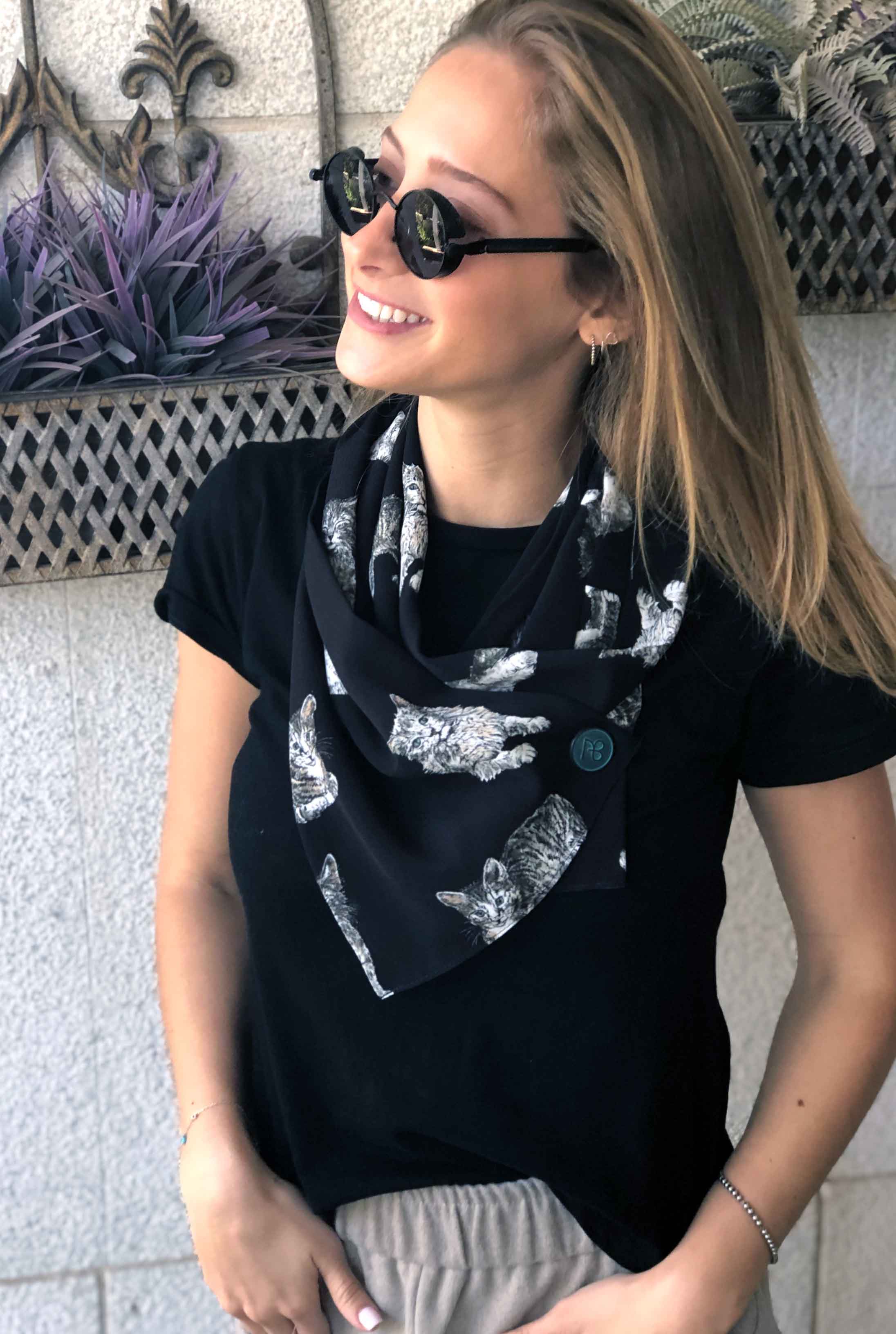 צעיף שחור בהדפס חתולים מארי