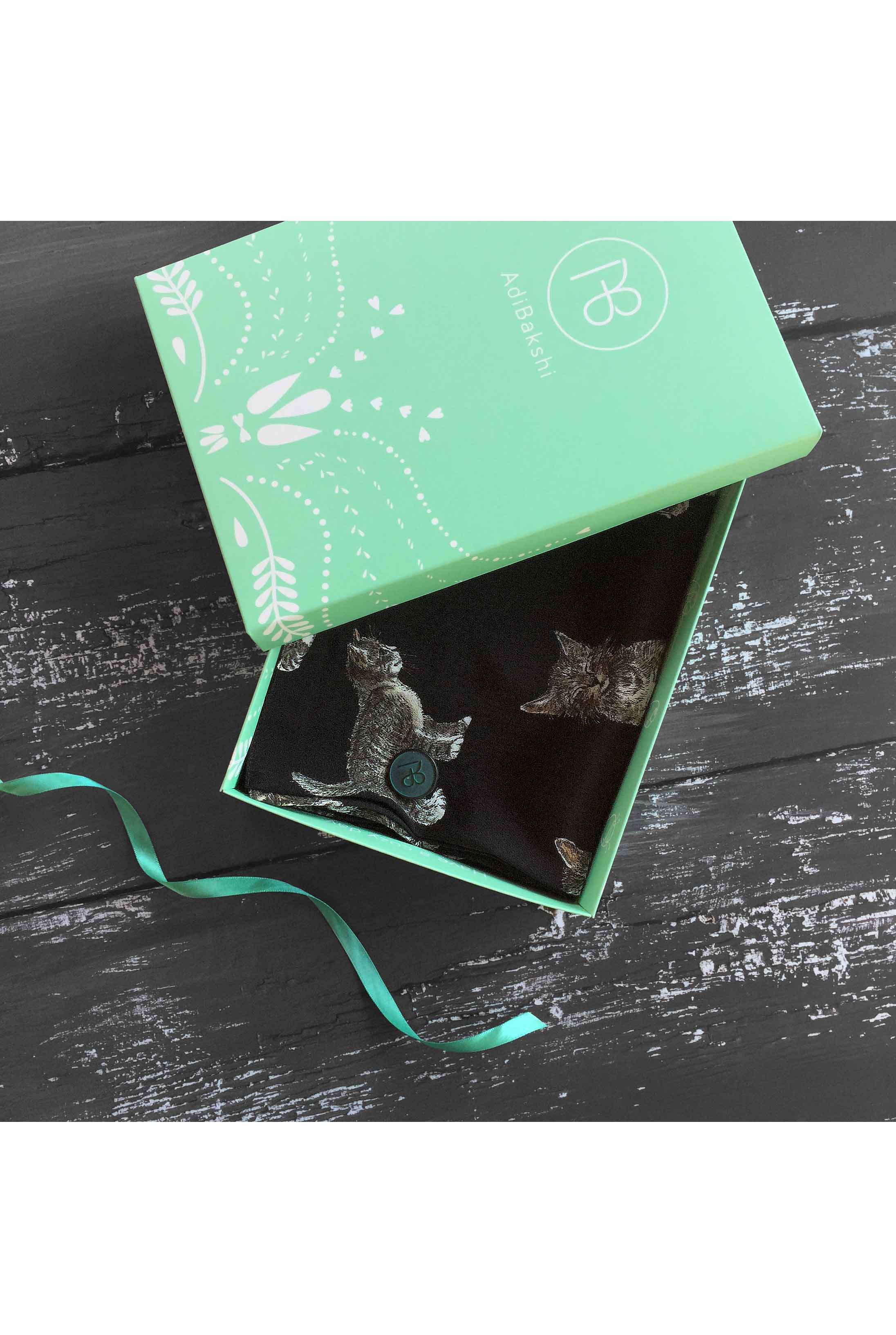 צעיף שחור בהדפס חתולים מארי