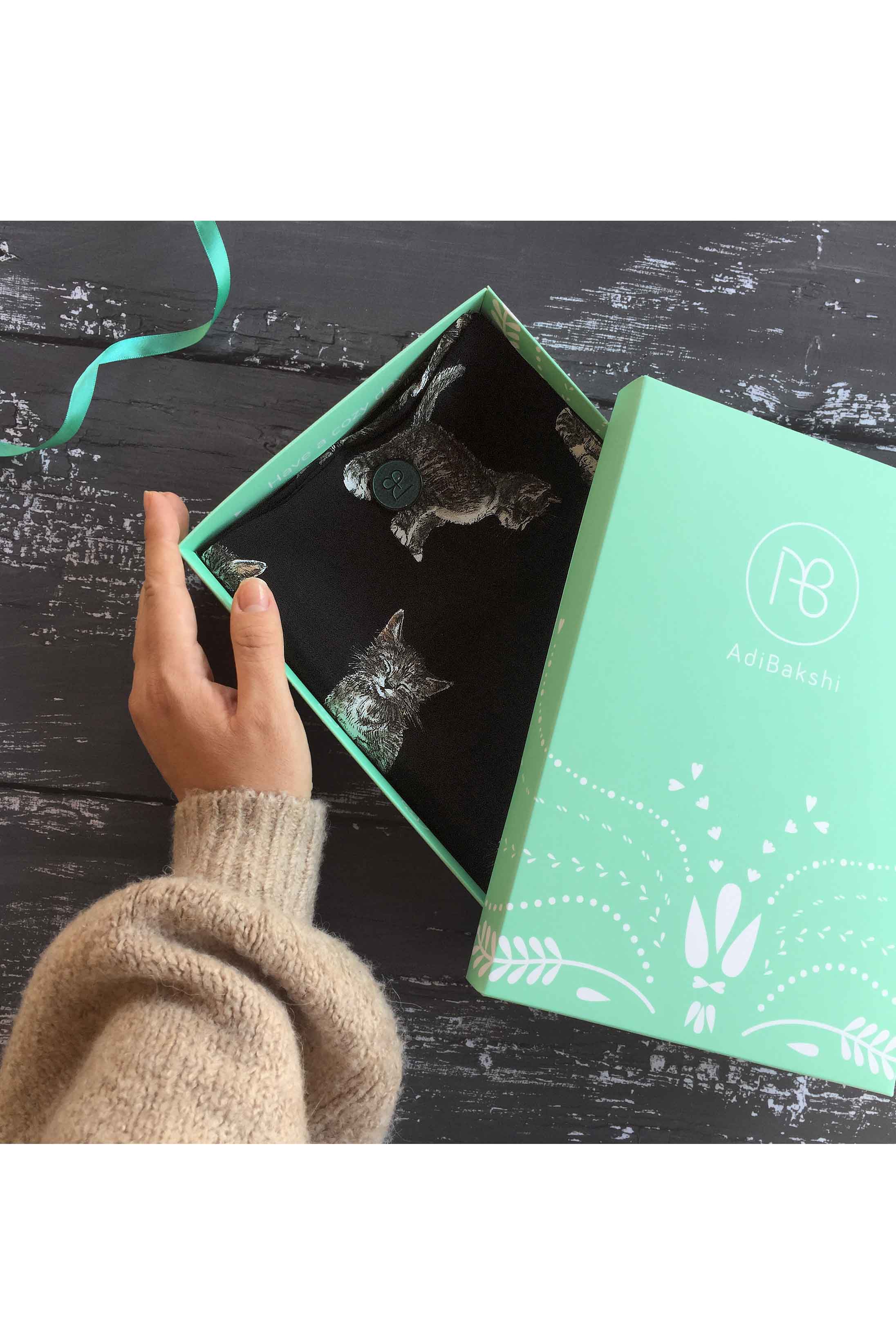 צעיף שחור בהדפס חתולים מארי