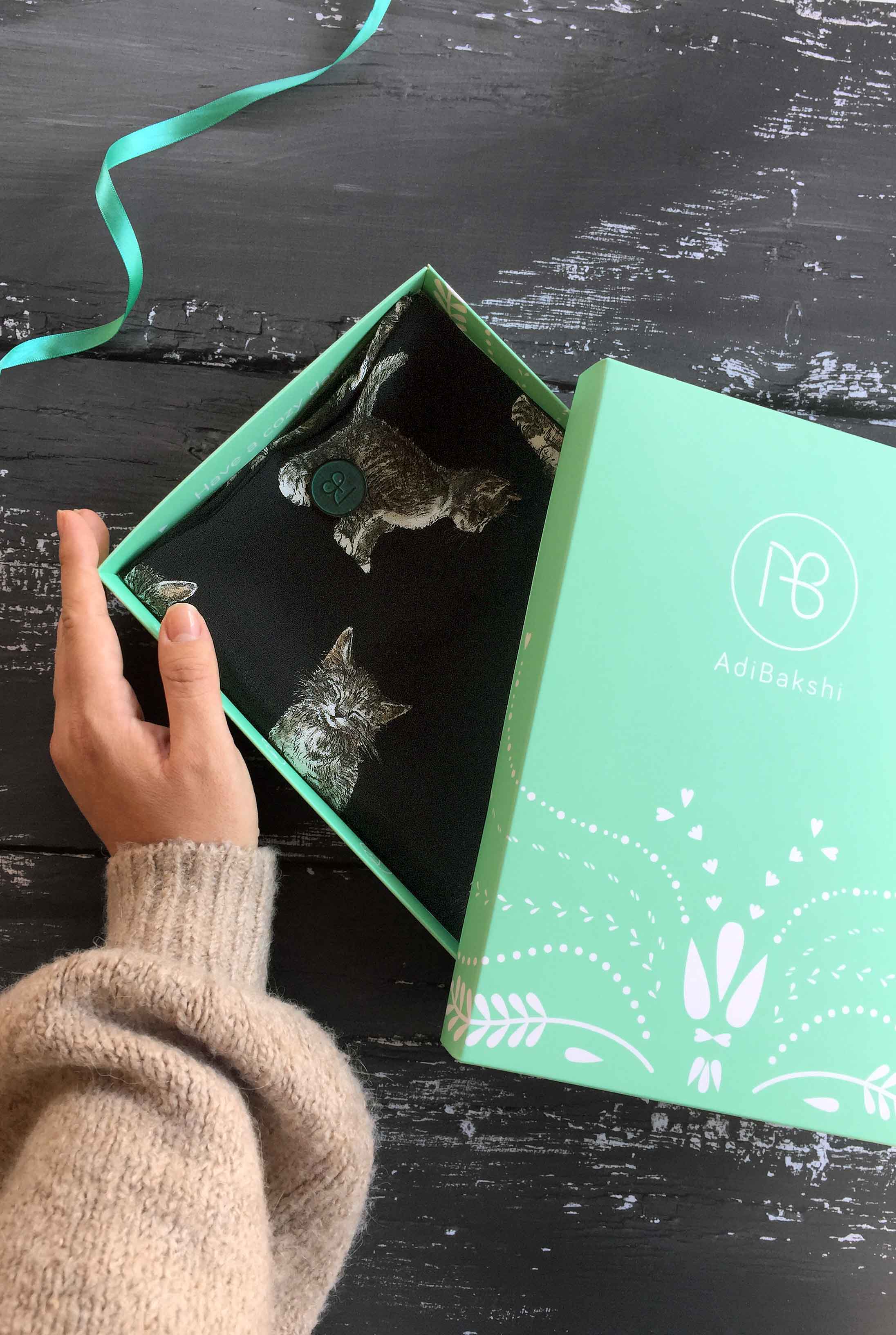 צעיף שחור בהדפס חתולים מארי