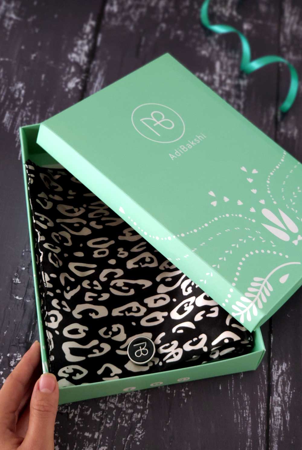 צעיף שחור לבן מטאלי מיראז׳