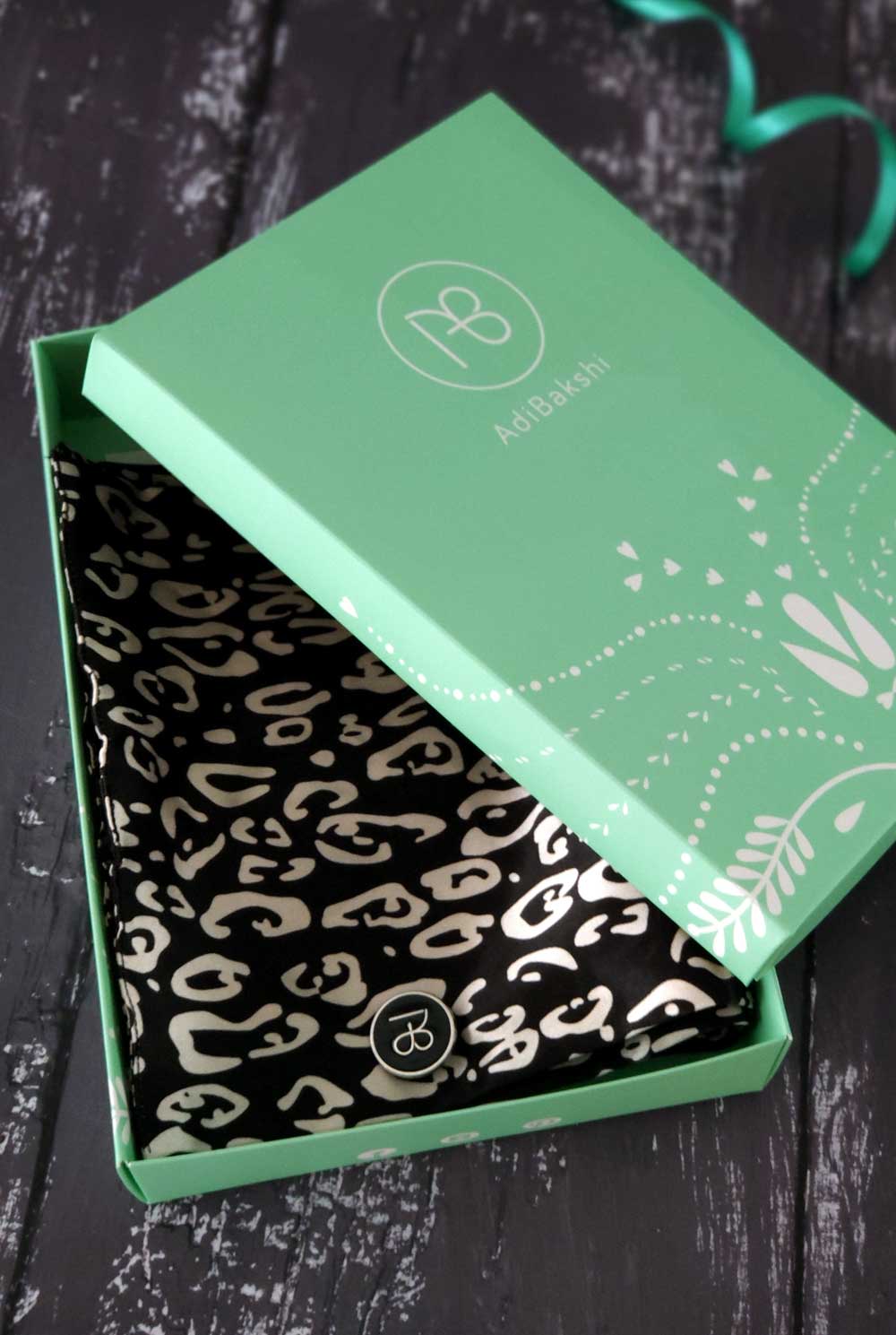 צעיף שחור לבן מטאלי מיראז׳