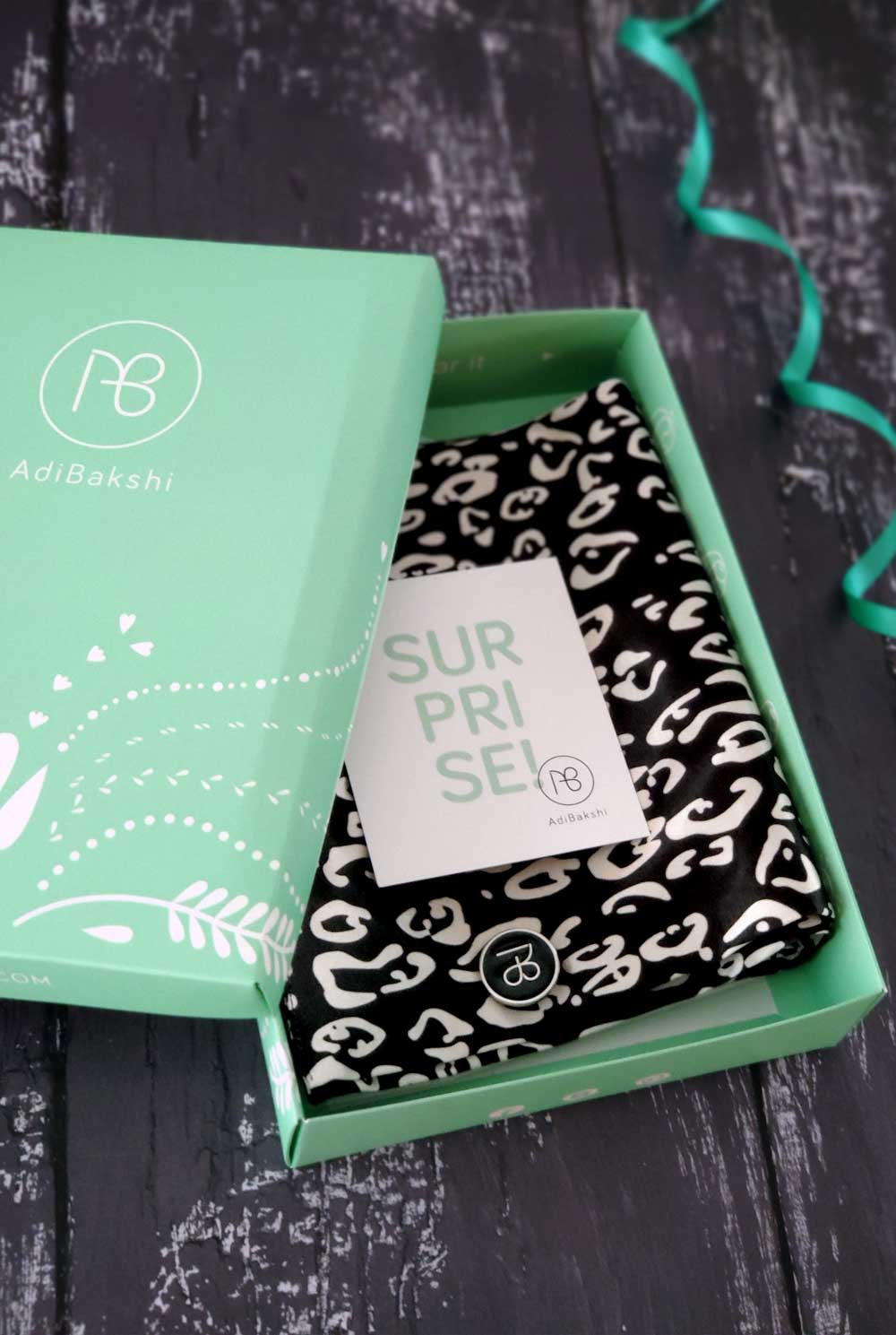 צעיף שחור לבן מטאלי מיראז׳