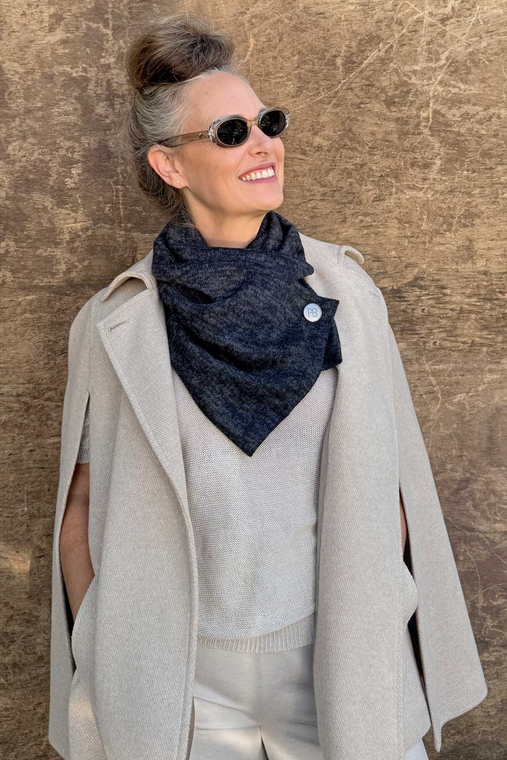 “צעיף חורף רך לנשים בצבע שחור פחם – דגם בייסיק אלברטו פרוס במלואו”