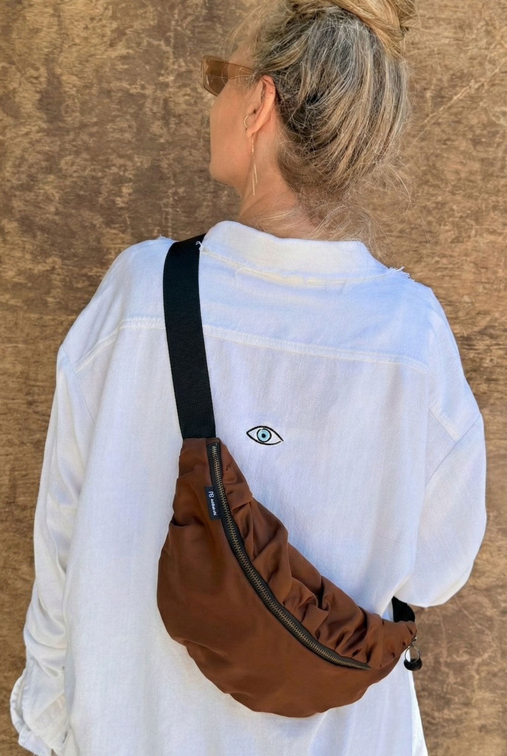 פאוץ’ בוניטה קטן לנשים בגוון חום שוקולד מבד איטלקי יוקרתי