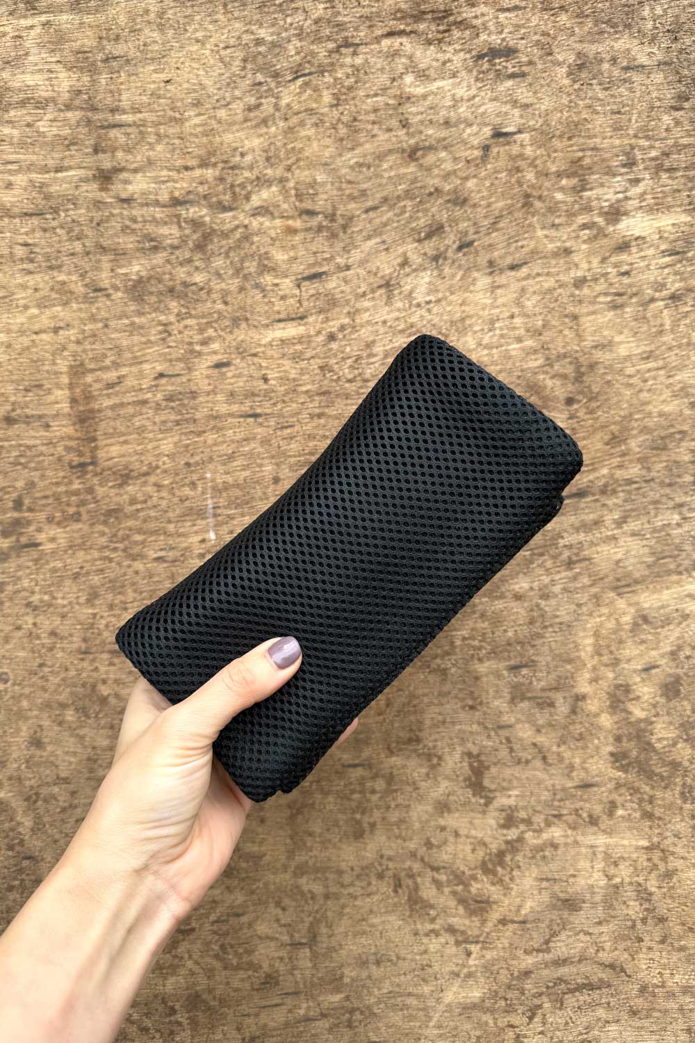 נרתיק משקפיים כפול כריסטינה שחור רשת מבית עדי בקשי – עיצוב ישראלי מינימליסטי ורך