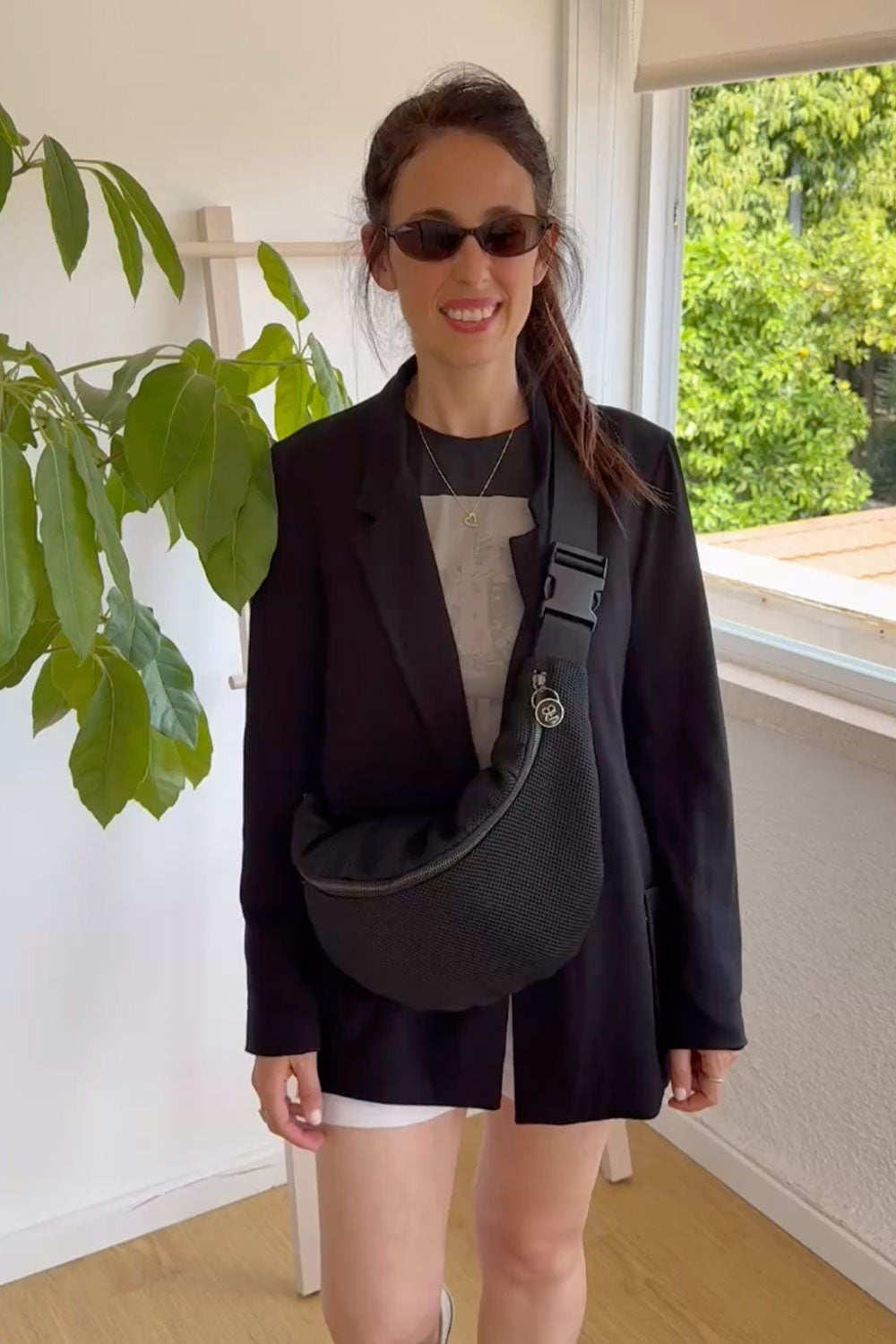 פאוץ' רשת שחור קל משקל בעבודת יד, מרקם ספוגי בעיצוב ישראלי קולקציית כריסטינה.