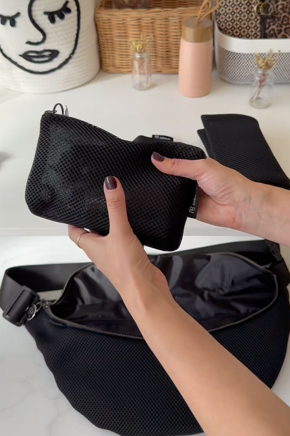 פאוץ' רשת שחור ואקססוריז מינימליסטיים תואמים ליום-יום ולנסיעות מבית עדי בקשי.