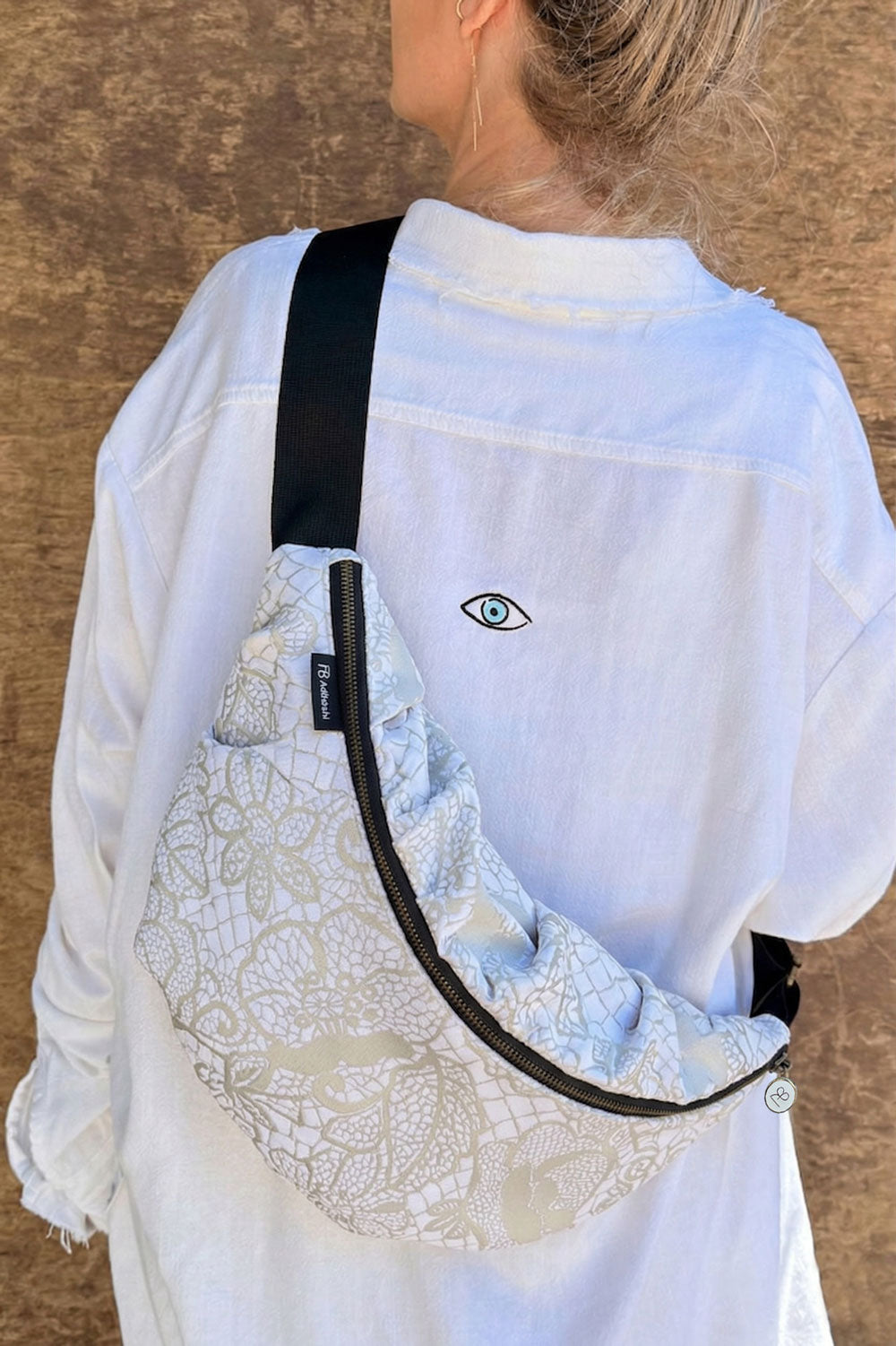 פאוץ׳ גדול הילה