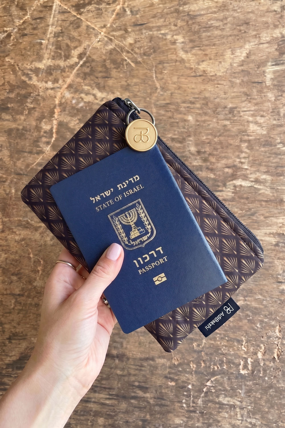 תיק דרכונים מרום