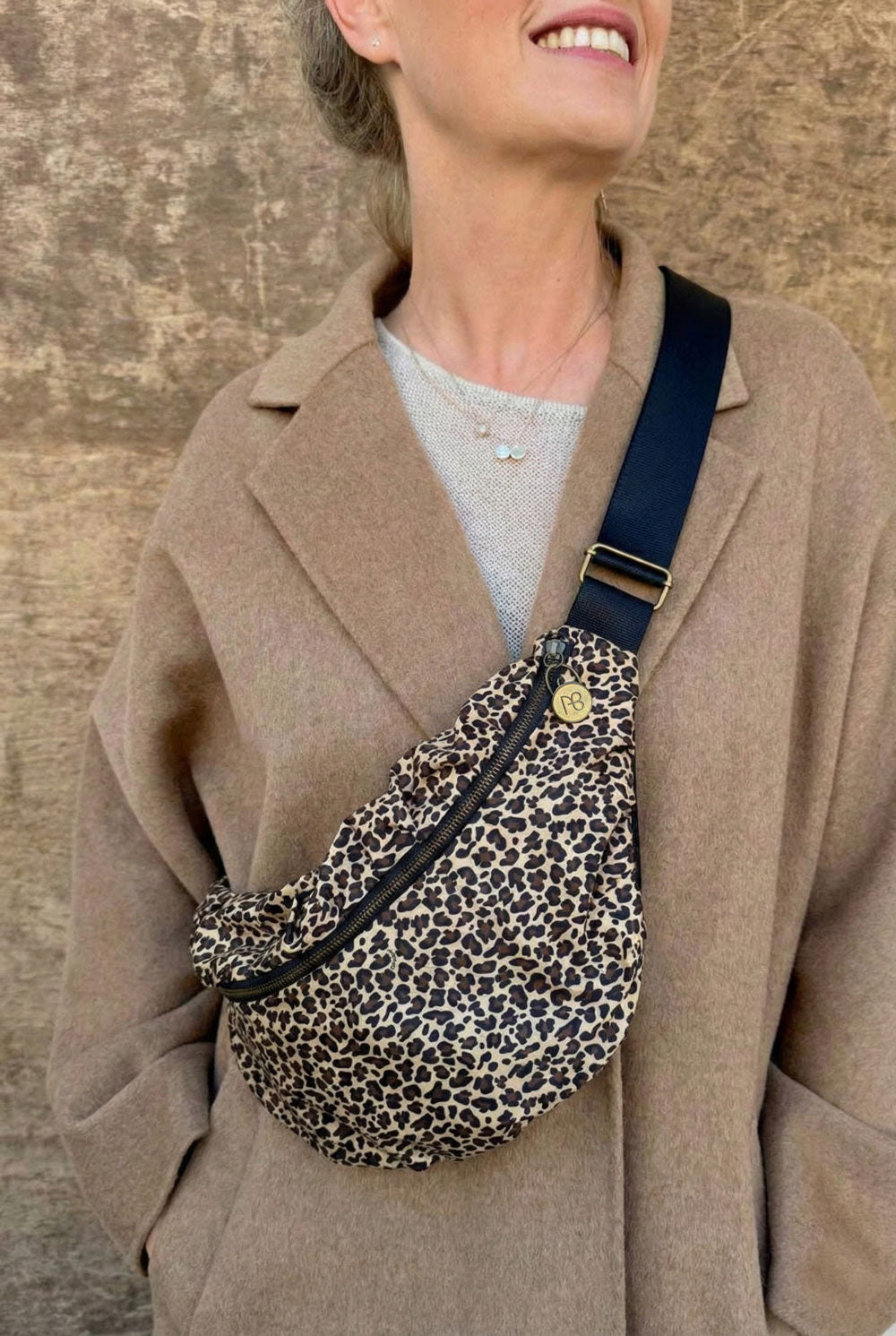 פאוץ’ נועה קטן לנשים עם הדפס מנומר חום-מוקה מבד כותנה