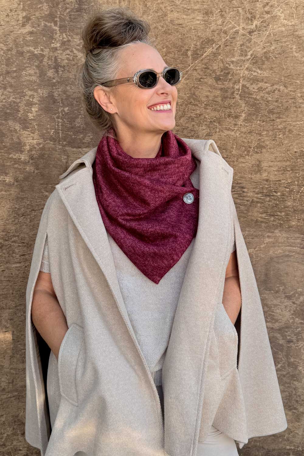 “צעיף בייסיק אורלי בצבע בורדו – תקריב בד רך וצמרירי”