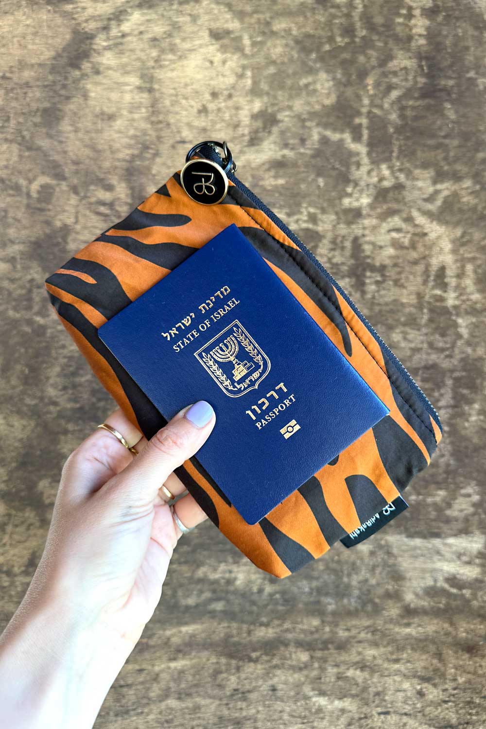 תיק רותם מוחזק ביד – מציג גודל לדרכונים