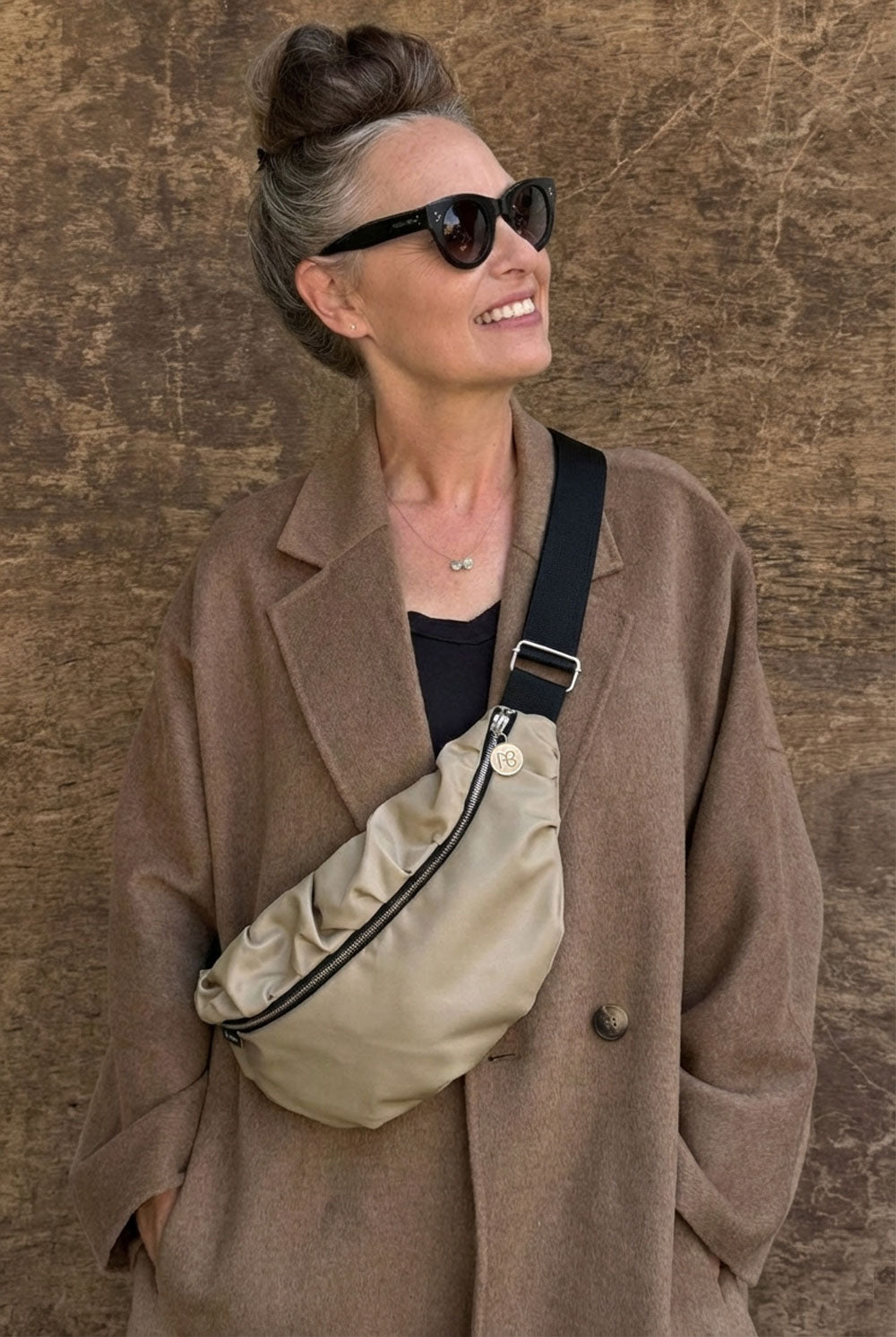 פאוץ’ נשים סמדר קטן עם גב רשת מרופד ורצועה מתכווננת