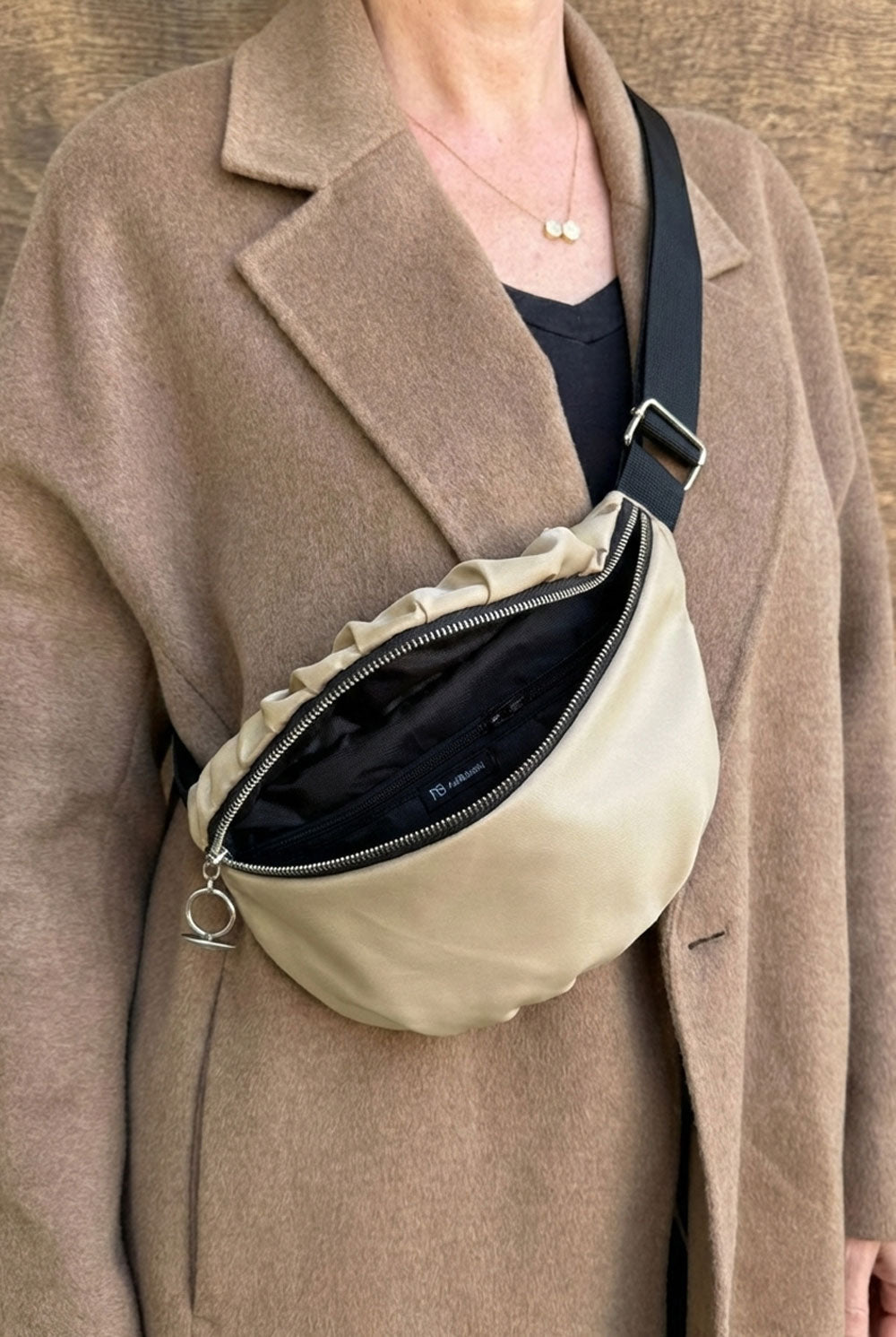 פאוץ’ קטן סמדר עם תא מרכזי ותא פנימי לאחסון חכם