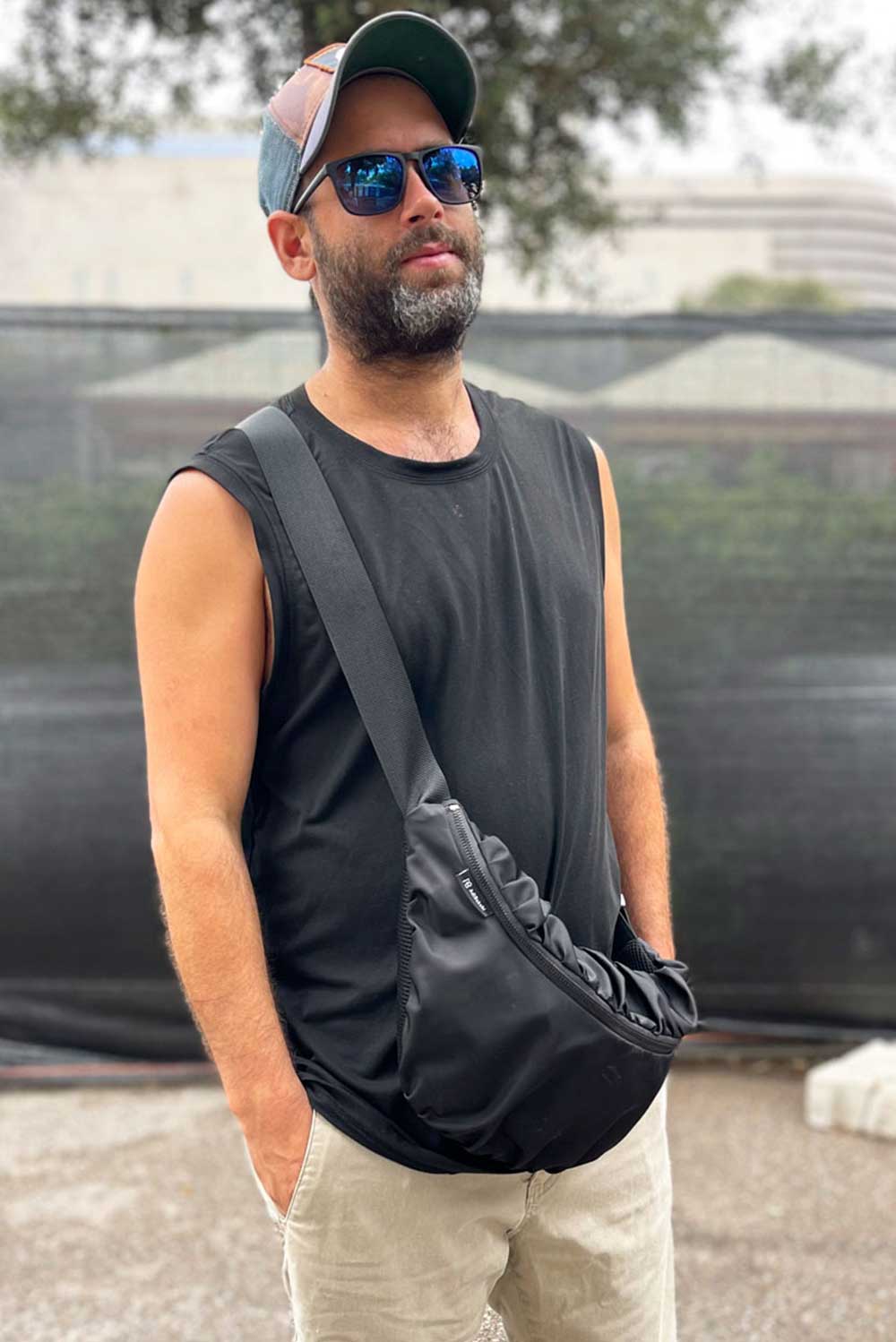 גבר עם פאוץ' ורונה גדול שחור – עיצוב עדי בקשי, מבד איטלקי איכותי