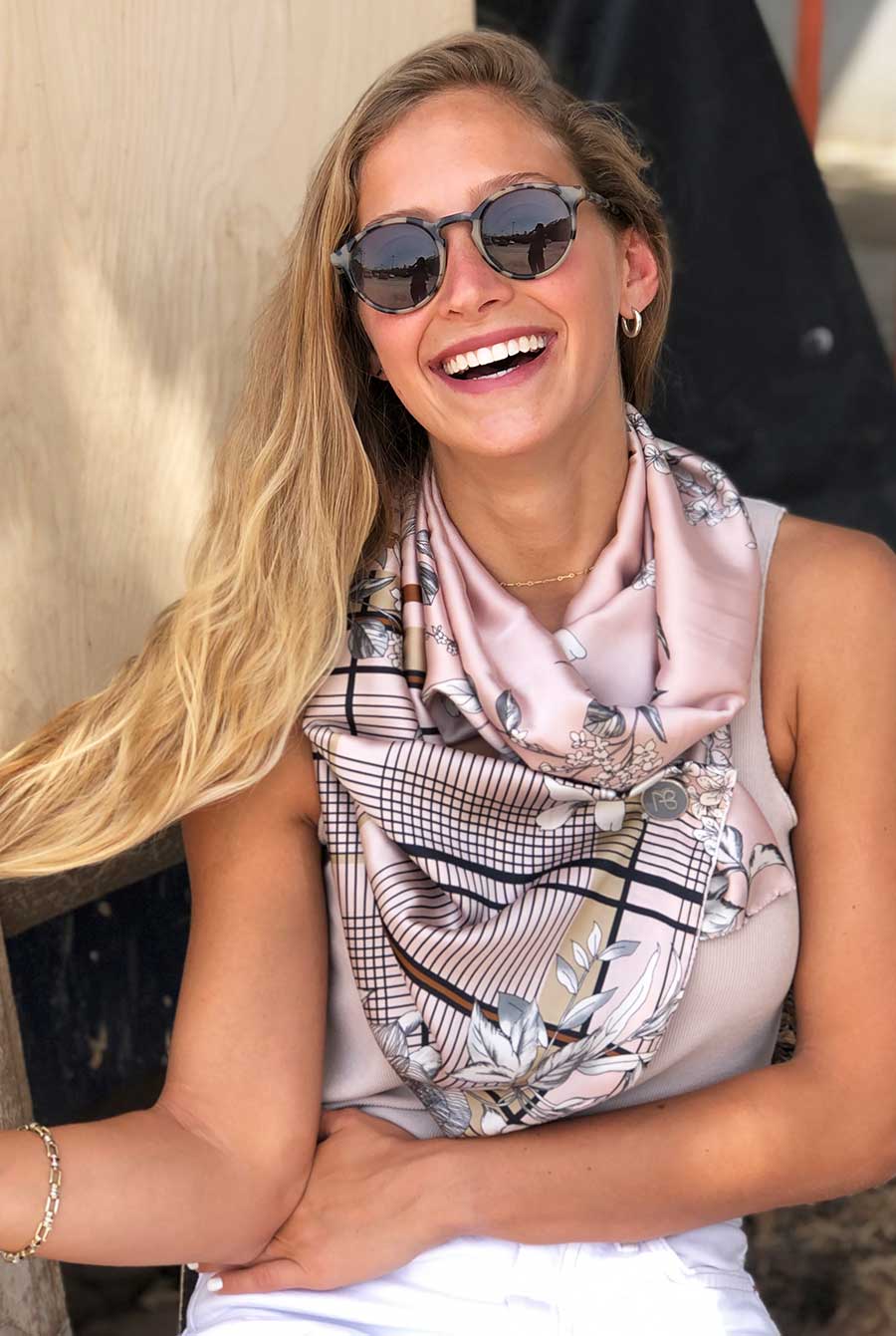 צעיף פרחוני בסגנון יפני ורוד סאטן מריה - עם פגם קטן בהנחה שווה